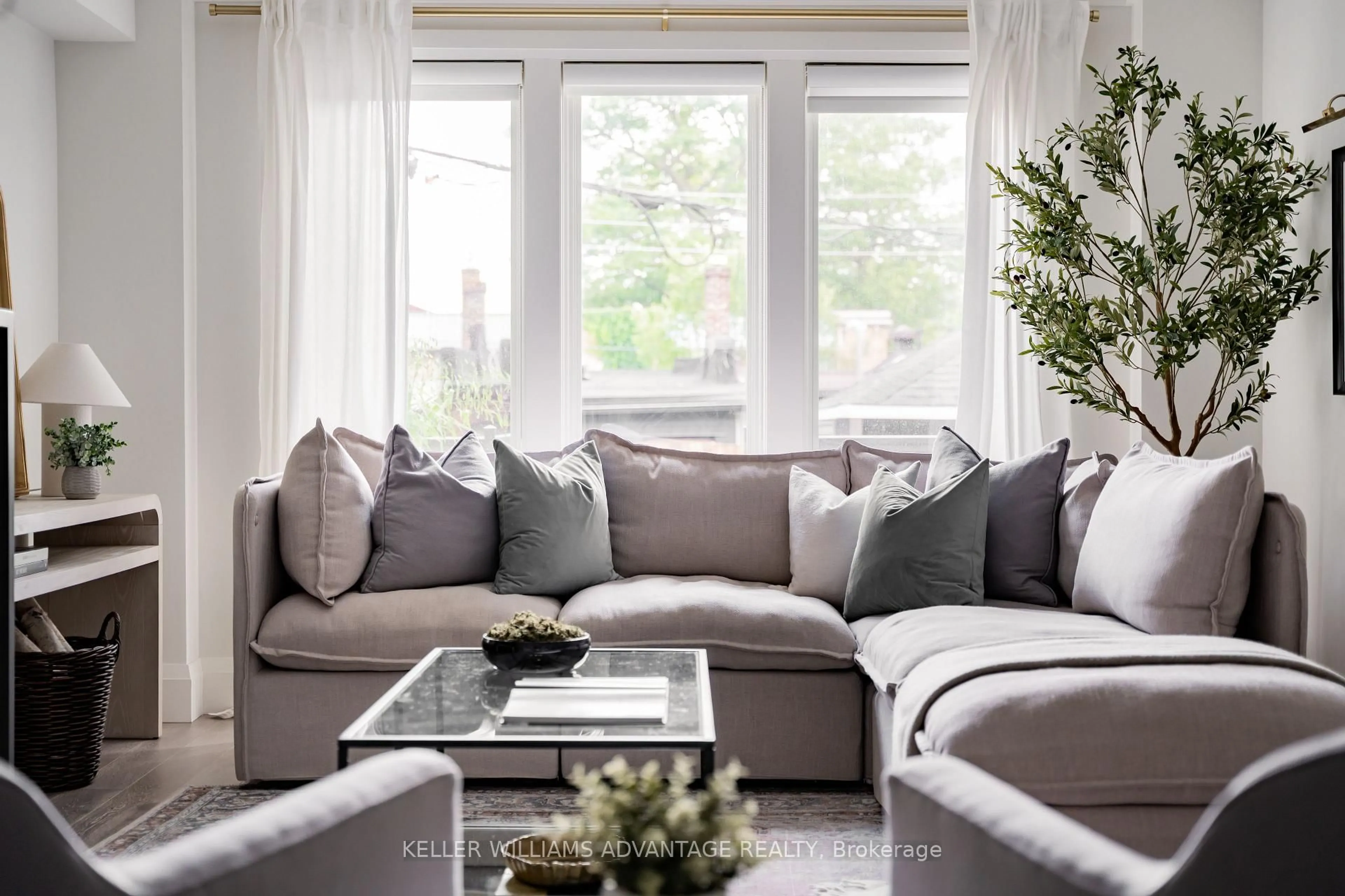 Living room with furniture, unknown for 35 Duart Park Rd, Toronto Ontario M4E 1J3