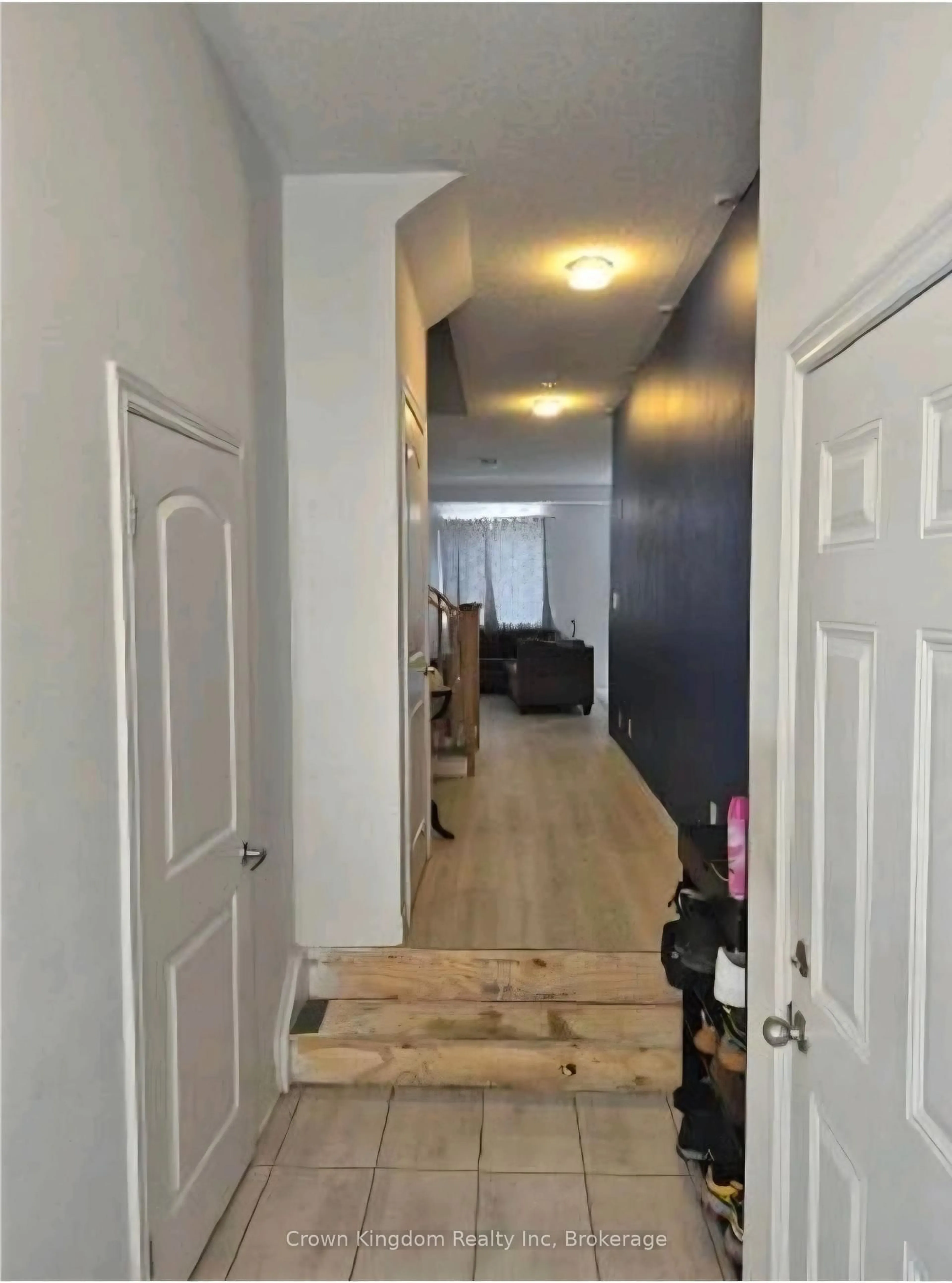 Indoor entryway for 2028 Cameron Lott Cres, Oshawa Ontario L1L 0S1