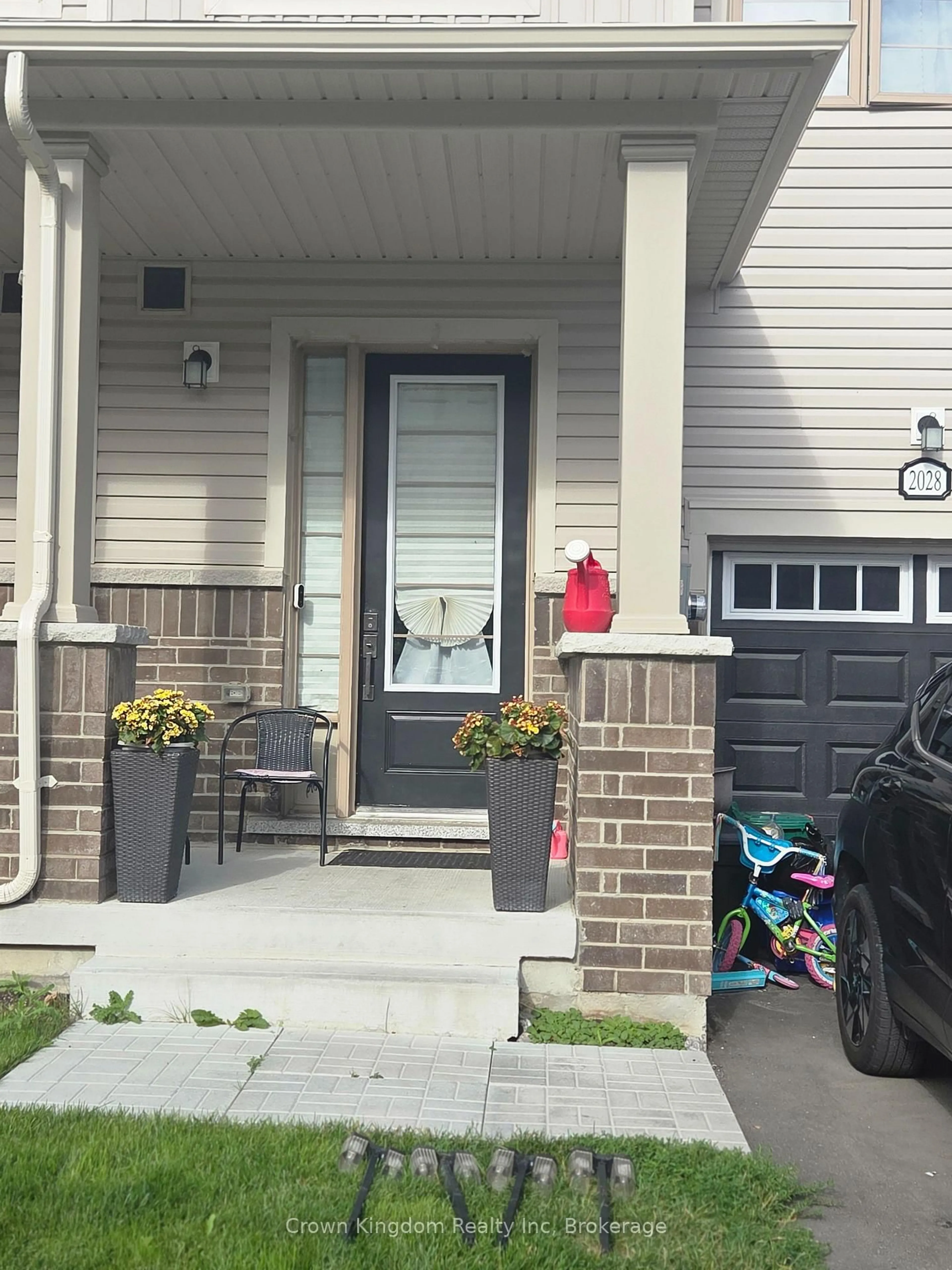 Indoor entryway for 2028 Cameron Lott Cres, Oshawa Ontario L1L 0S1