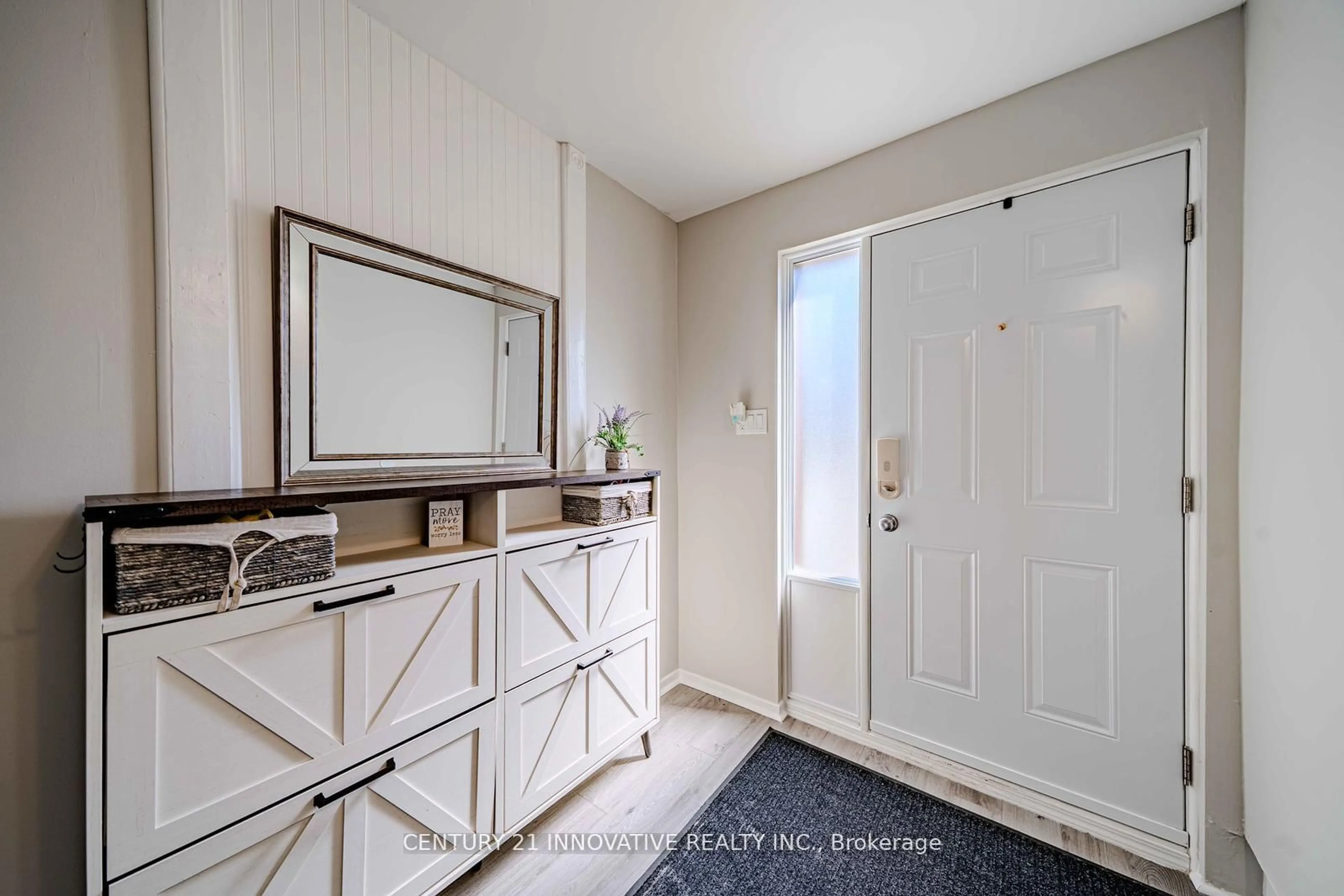 Indoor entryway for 35 The Bridle Path, Clarington Ontario L1C 3W1