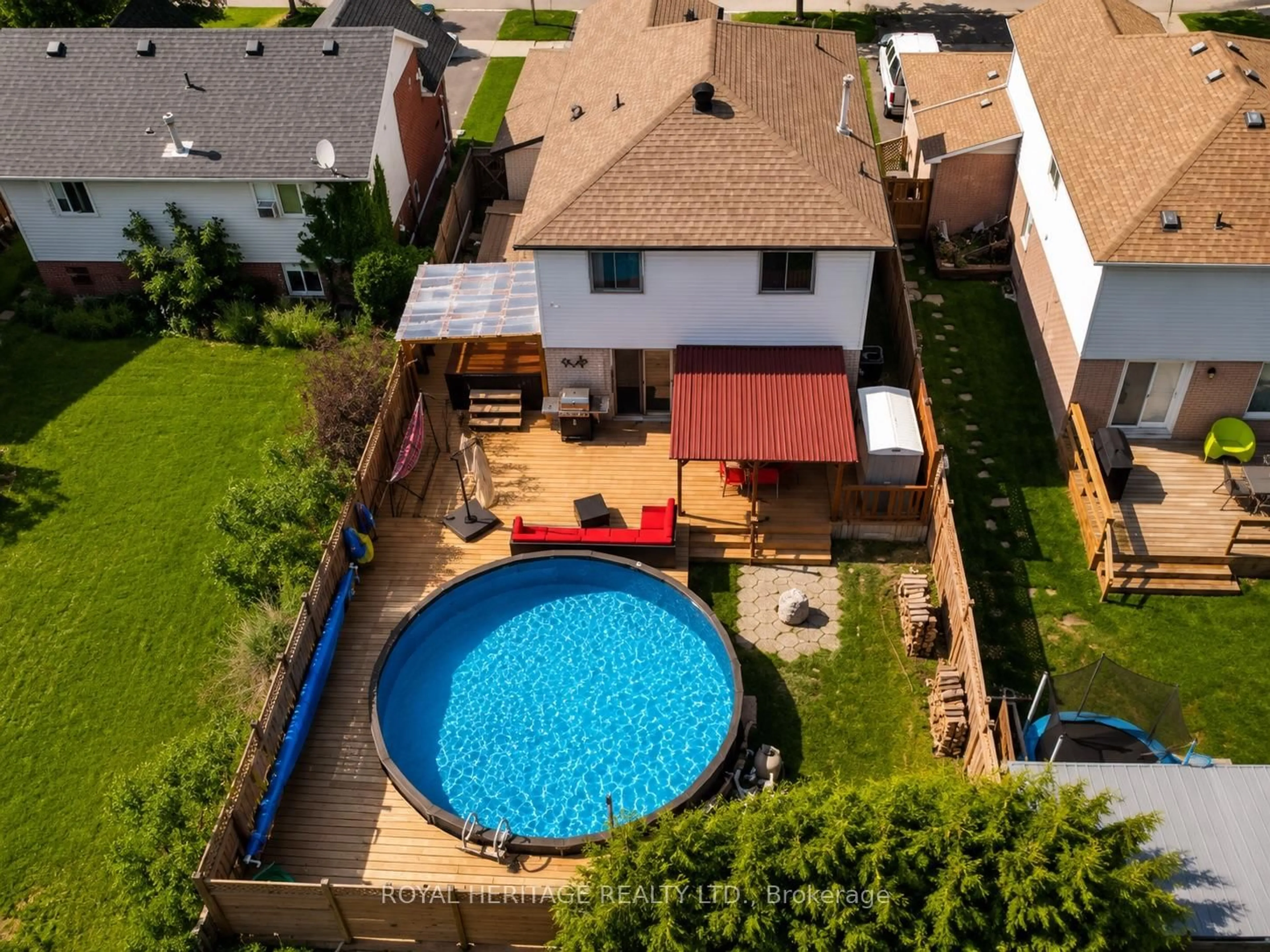 A pic from outside/outdoor area/front of a property/back of a property/a pic from drone, street for 23 Hooper Sq, Clarington Ontario L1C 4X7