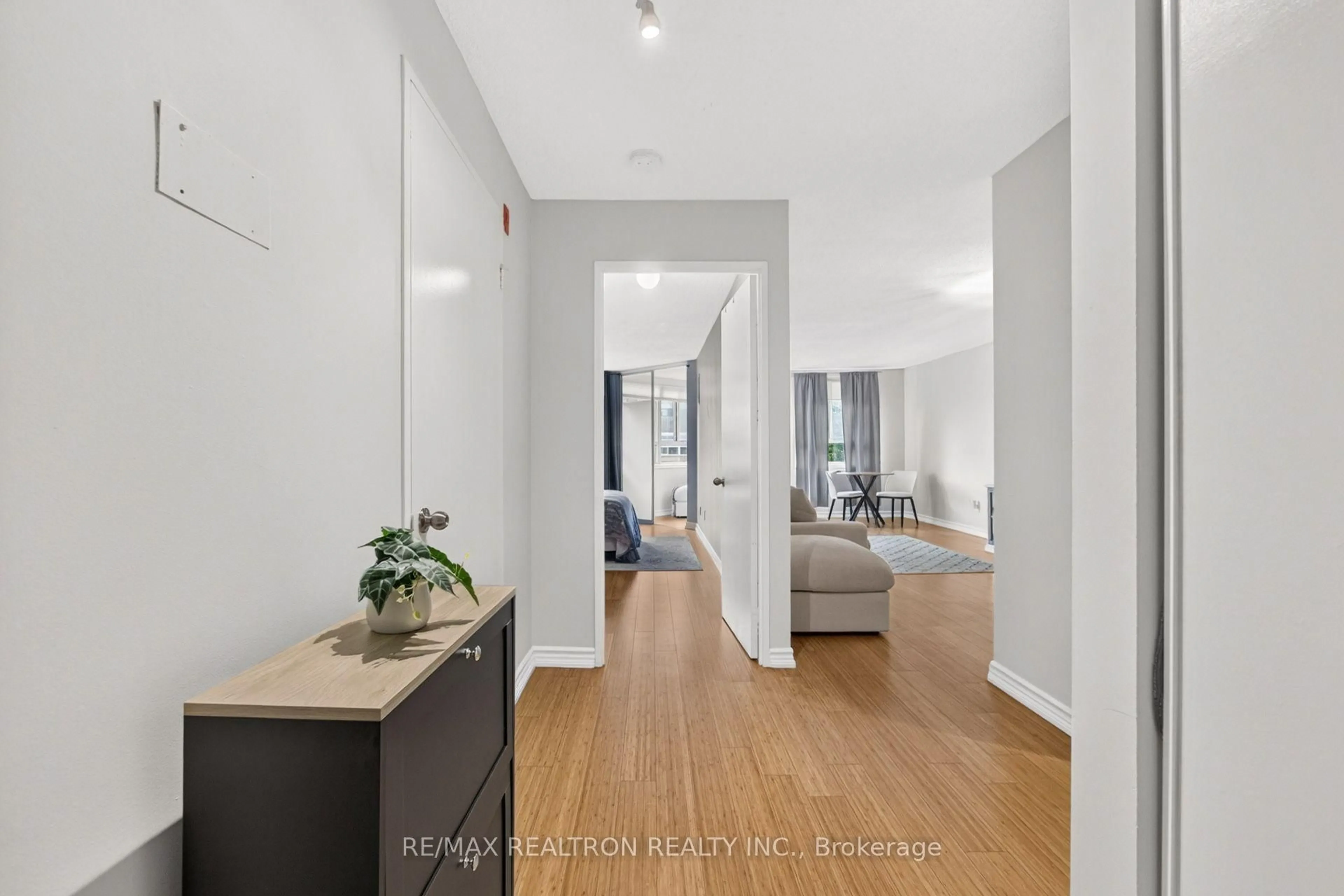 Indoor entryway for 4 Park VISTA #604, Toronto Ontario M4B 3M8