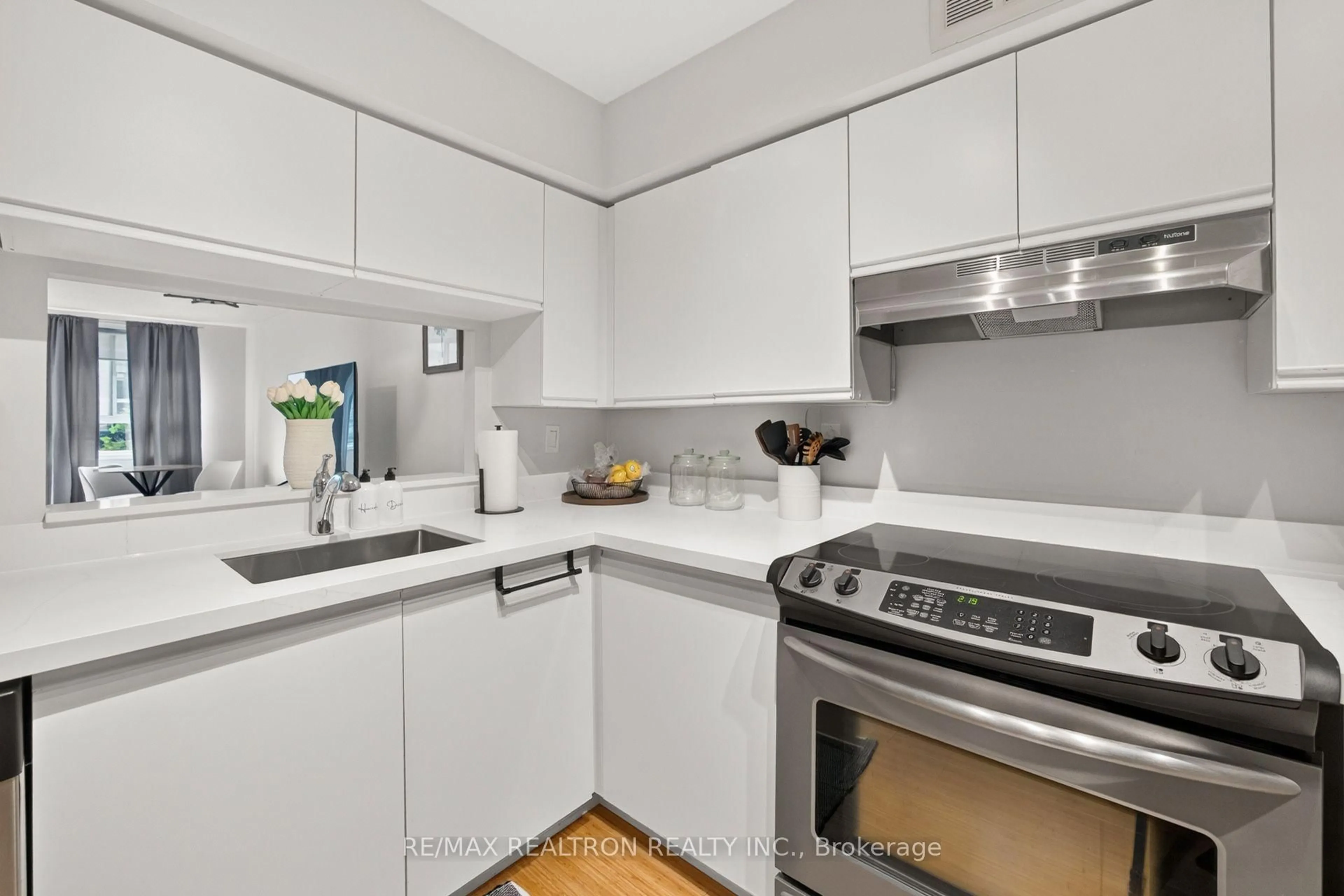 Standard kitchen, unknown for 4 Park VISTA Cres #604, Toronto Ontario M4B 3M8
