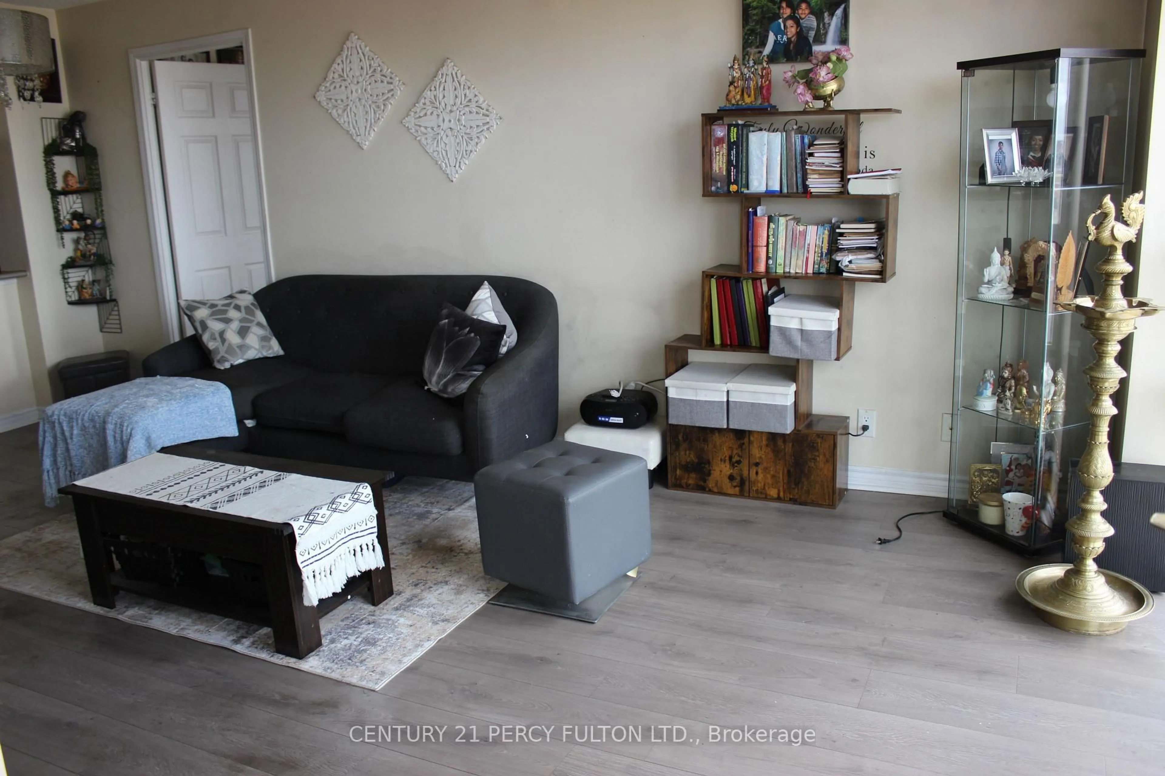 Living room with furniture, wood/laminate floor for 18 Mondeo Dr, Toronto Ontario M1P 5C8