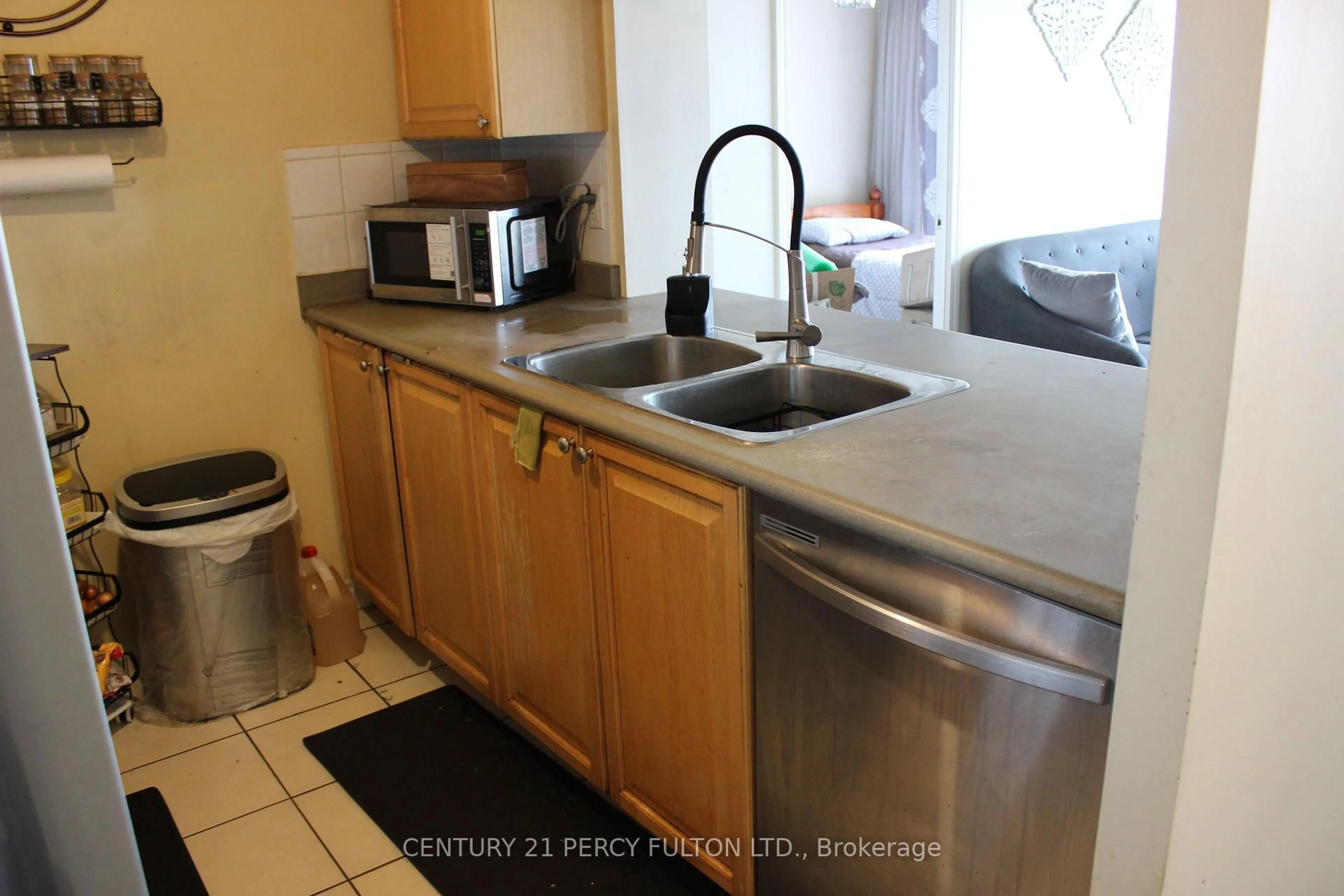 Standard kitchen, unknown for 18 Mondeo Dr, Toronto Ontario M1P 5C8