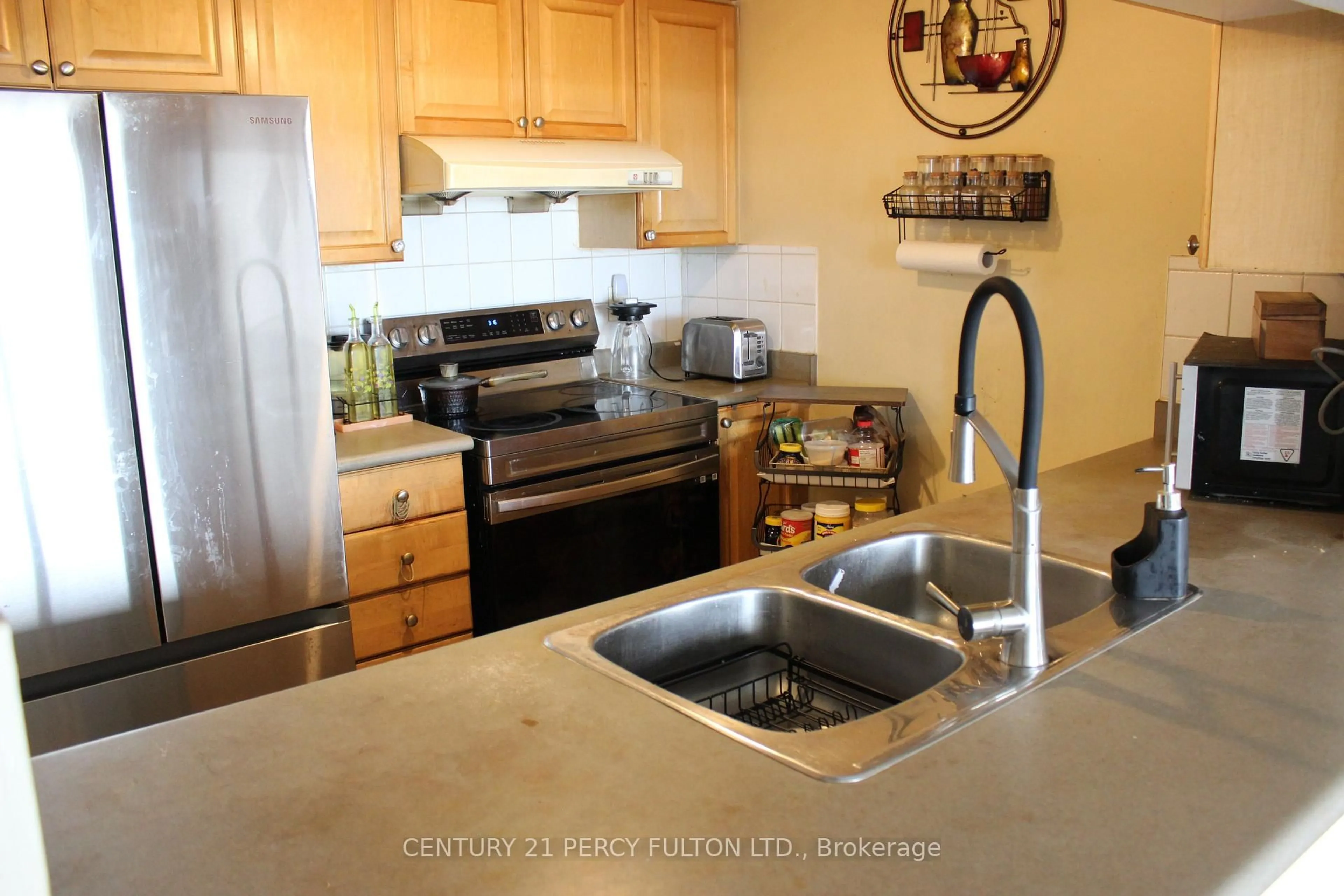 Standard kitchen, unknown for 18 Mondeo Dr, Toronto Ontario M1P 5C8