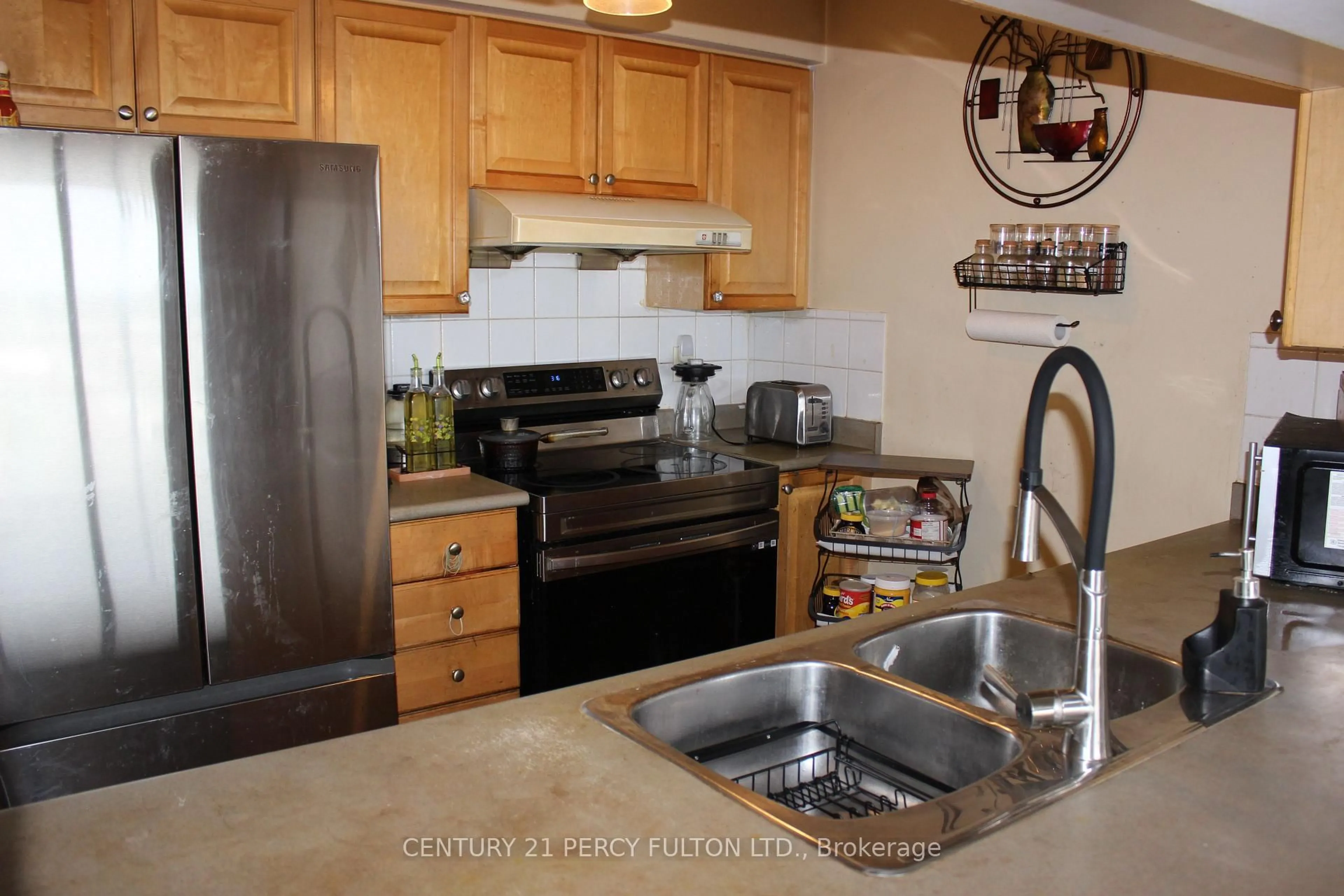 Standard kitchen, ceramic/tile floor for 18 Mondeo Dr #1328, Toronto Ontario M1P 5C8
