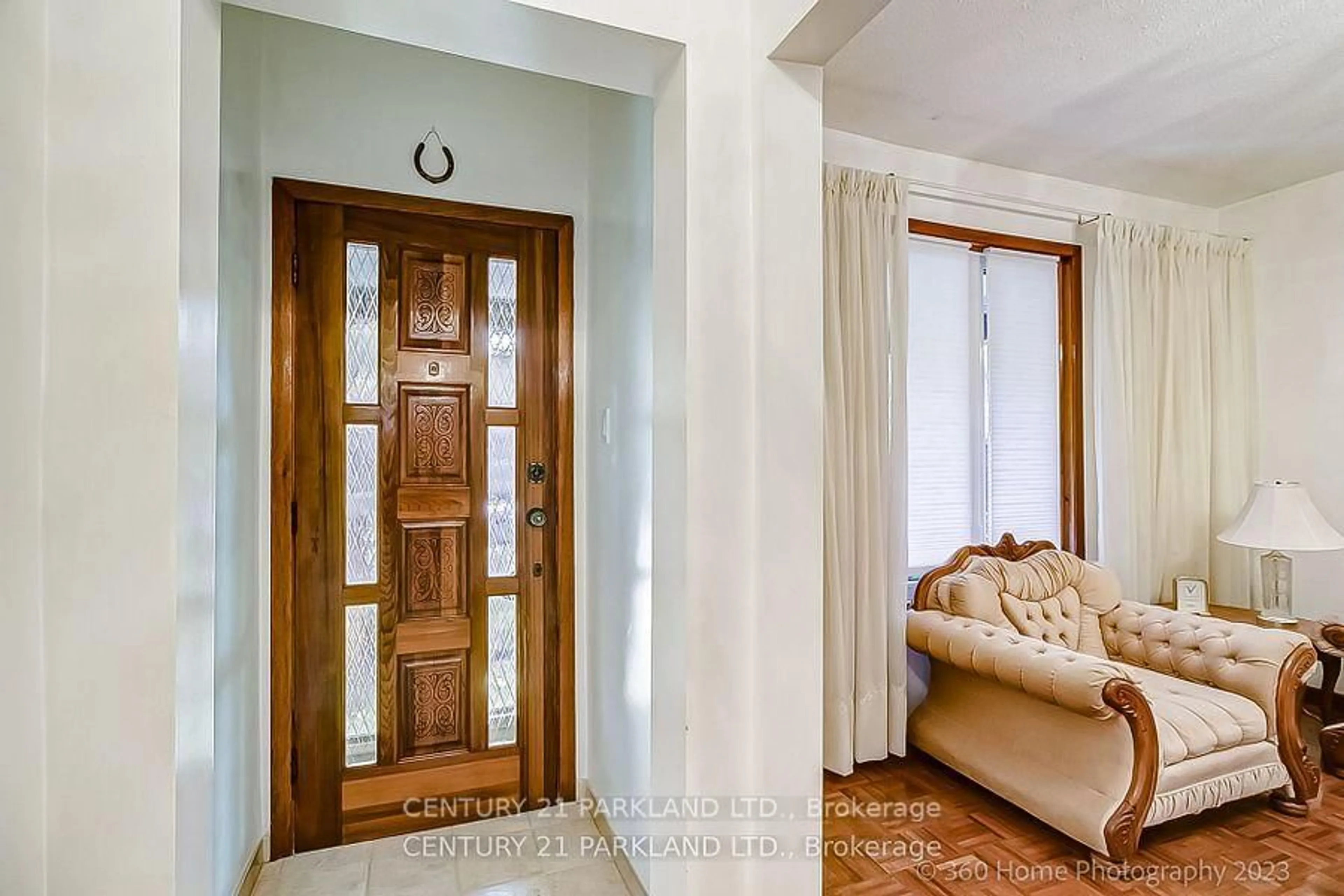 Indoor foyer for 114 Eaton Ave, Toronto Ontario M4J 2Z7