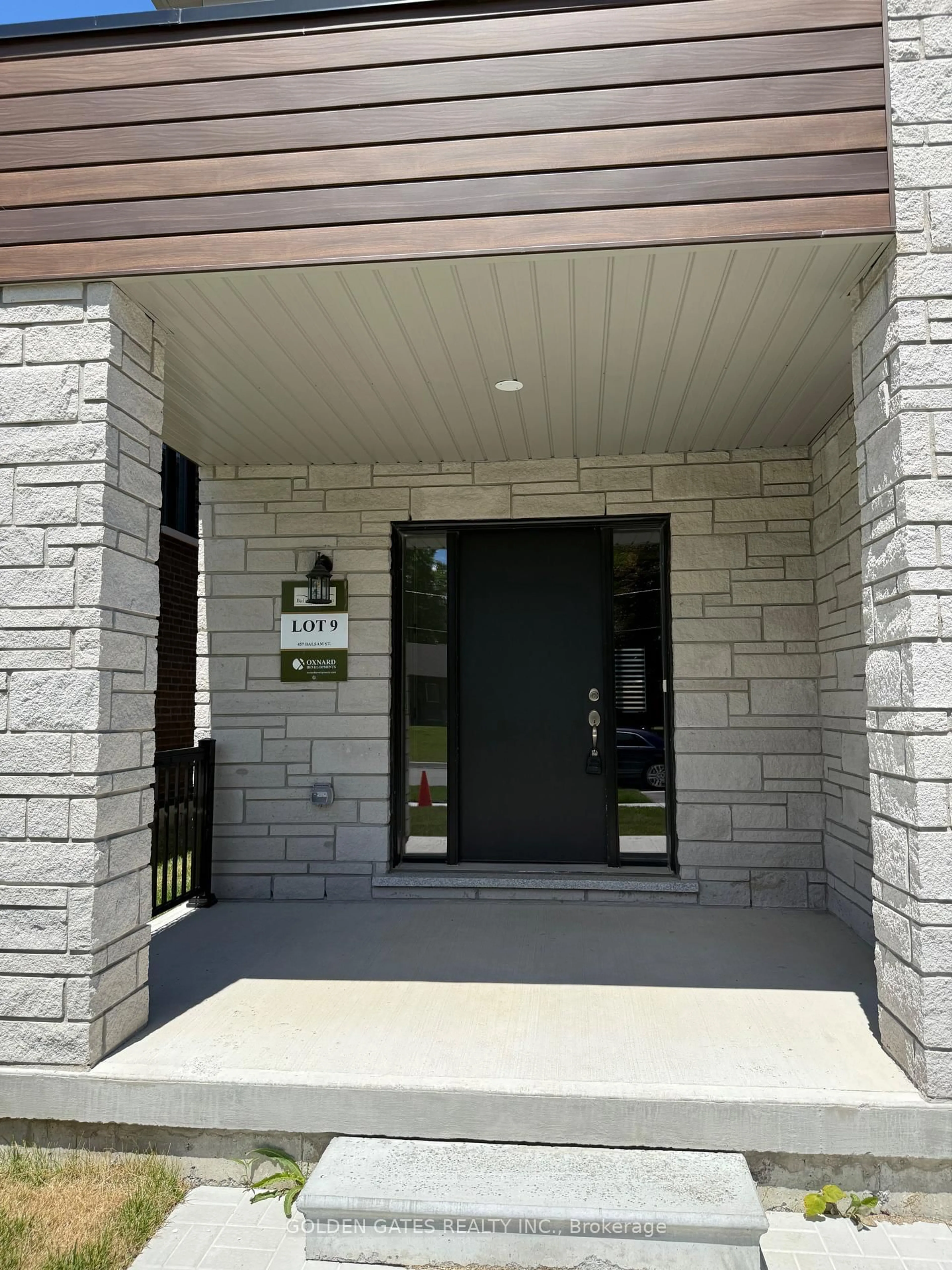 Indoor foyer for 457 Balsam St, Scugog Ontario L9L 1M6
