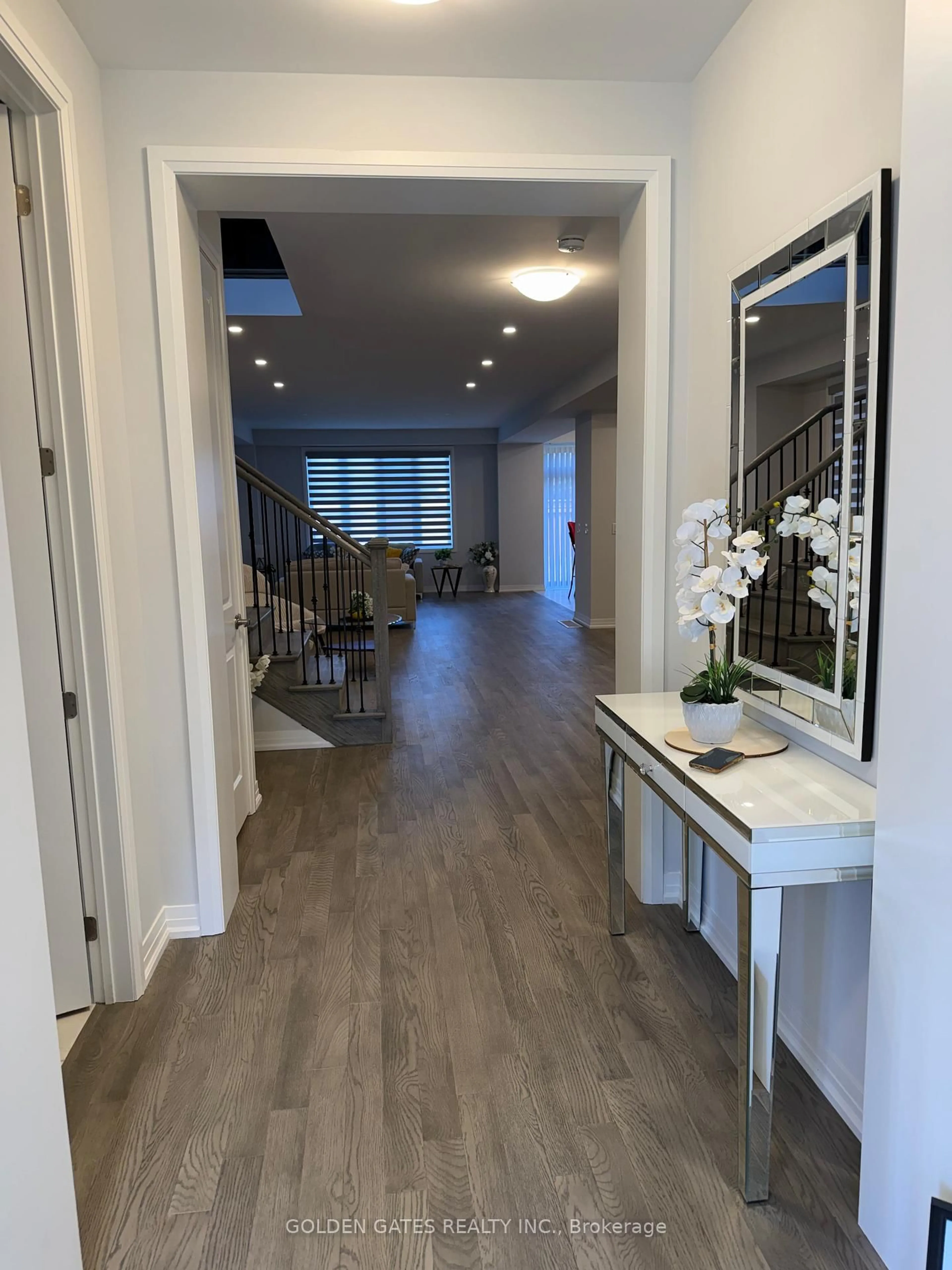Indoor entryway for 457 Balsam St, Scugog Ontario L9L 1M6