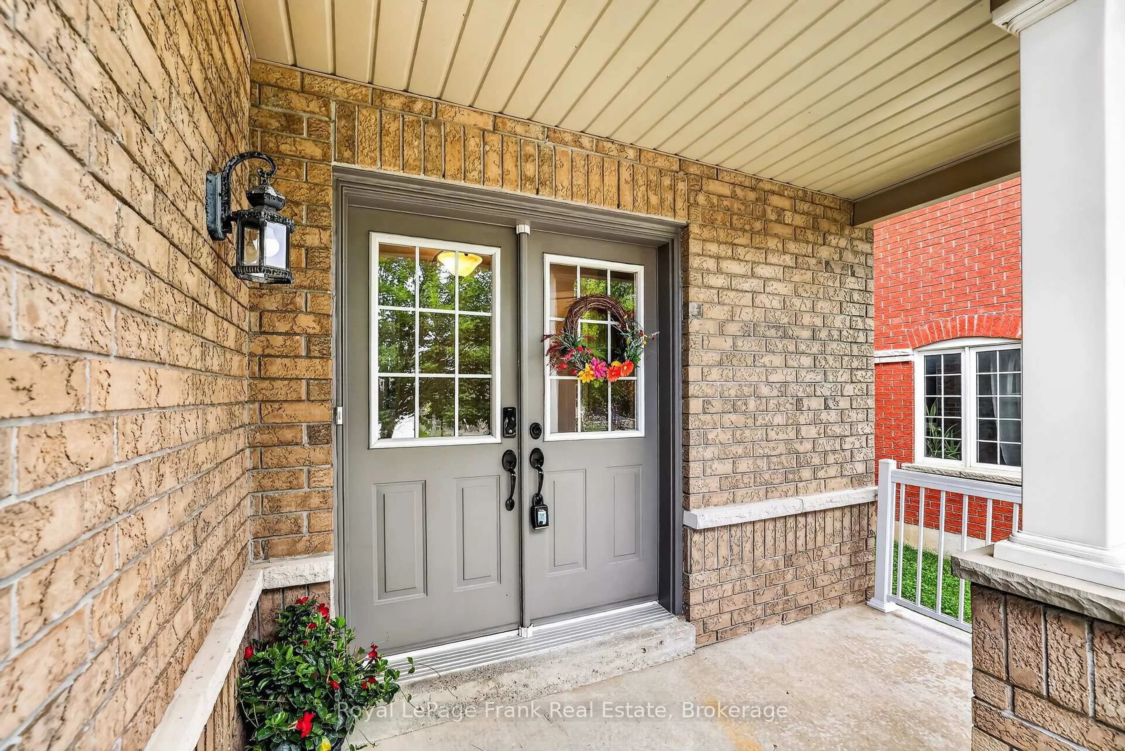 Indoor entryway for 150 Dadson Dr, Clarington Ontario L1C 5H9