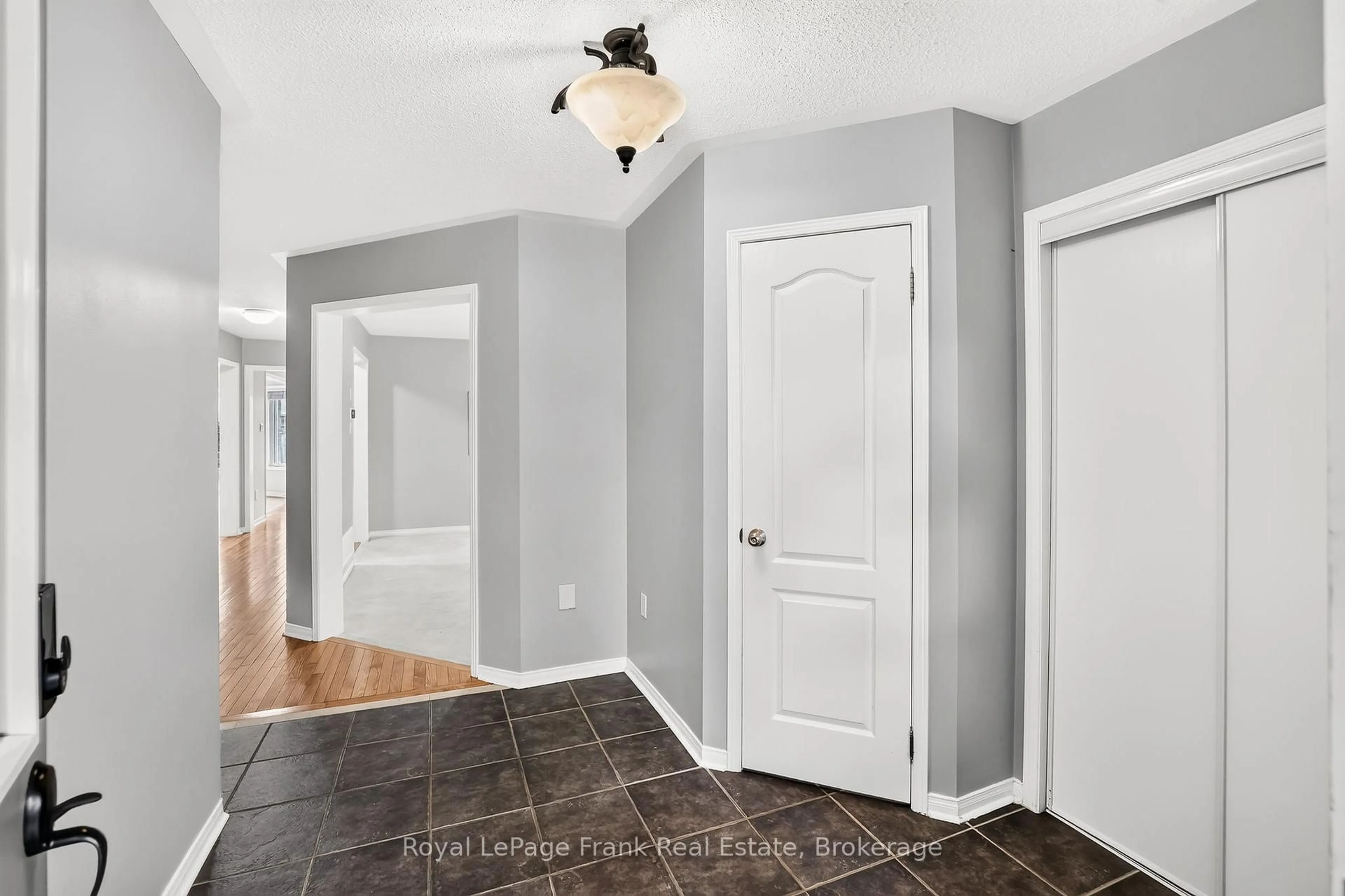 Indoor entryway for 150 Dadson Dr, Clarington Ontario L1C 5H9