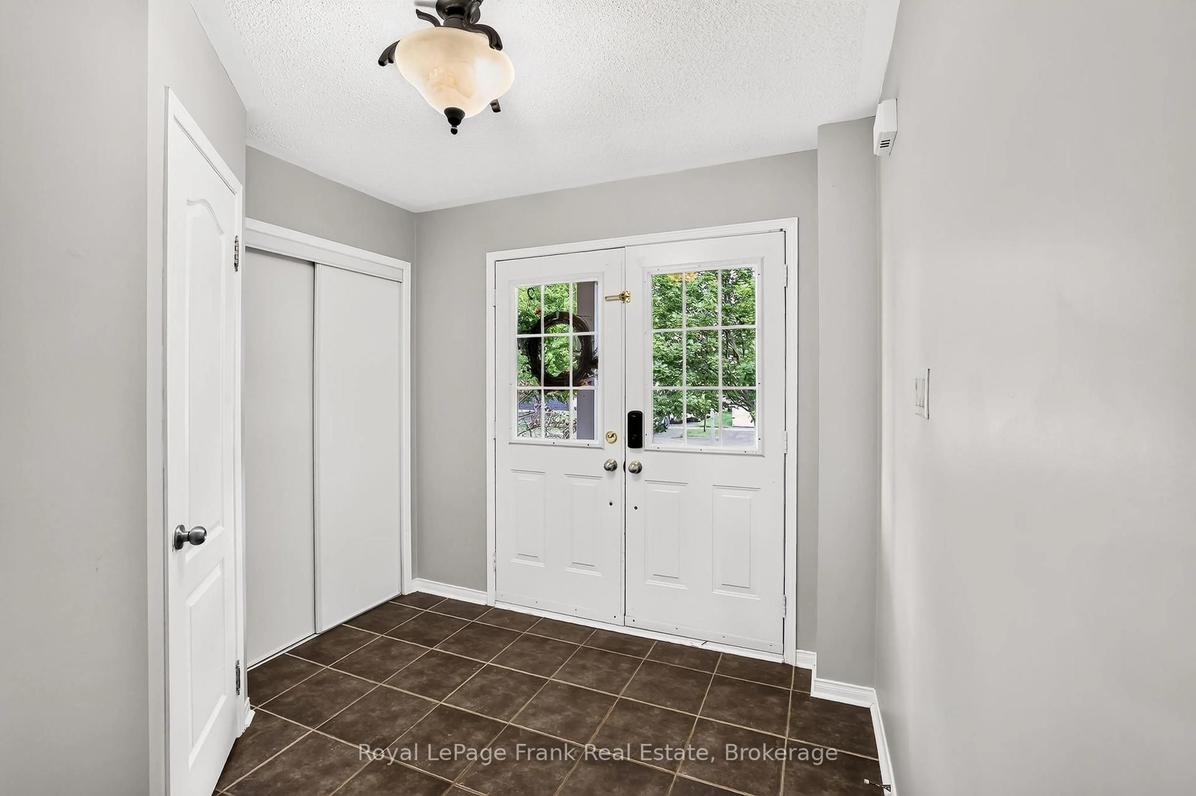 Indoor entryway for 150 Dadson Dr, Clarington Ontario L1C 5H9