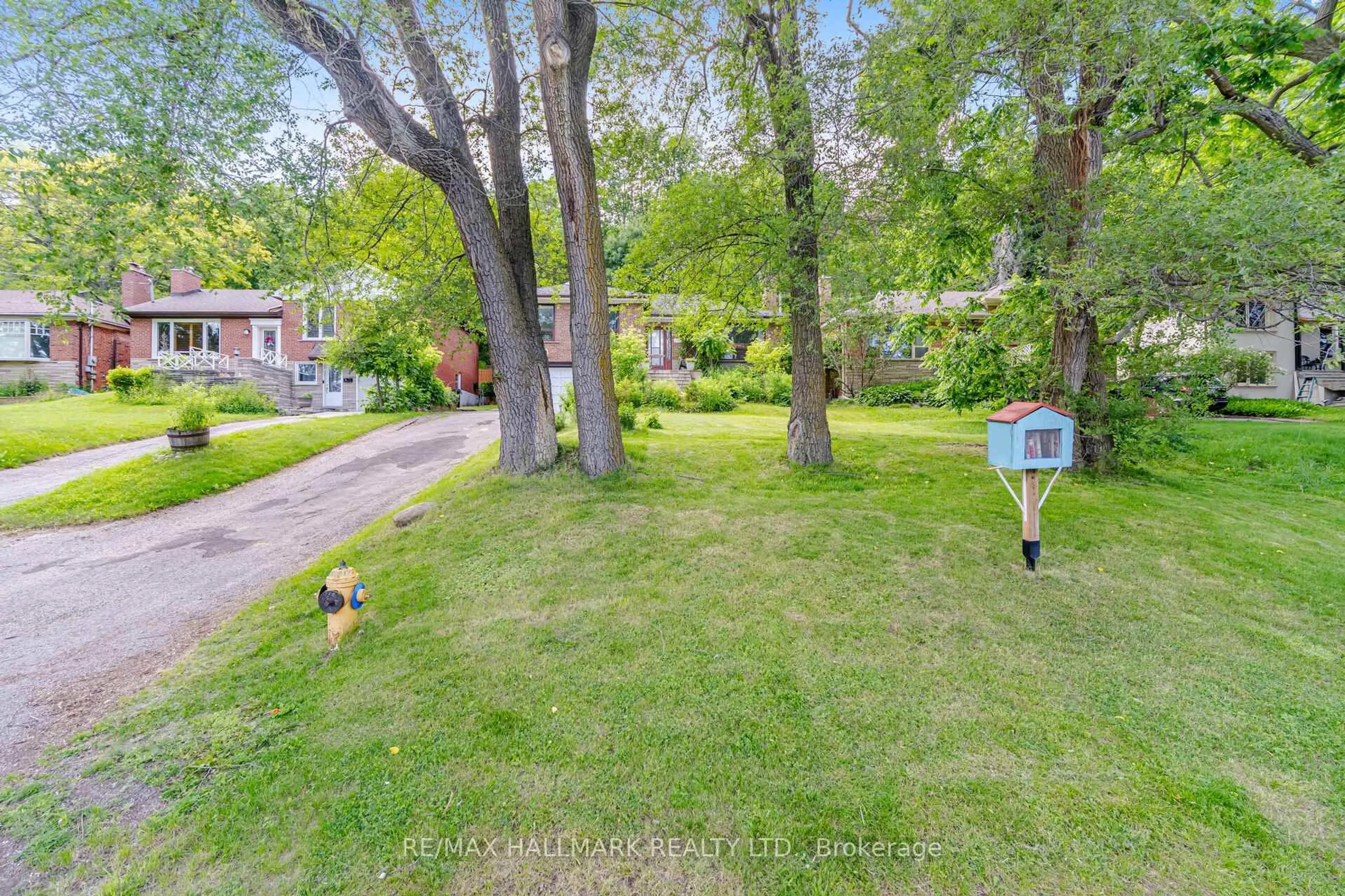 A pic from outside/outdoor area/front of a property/back of a property/a pic from drone, street for 42 Catalina Dr, Toronto Ontario M1M 1K6