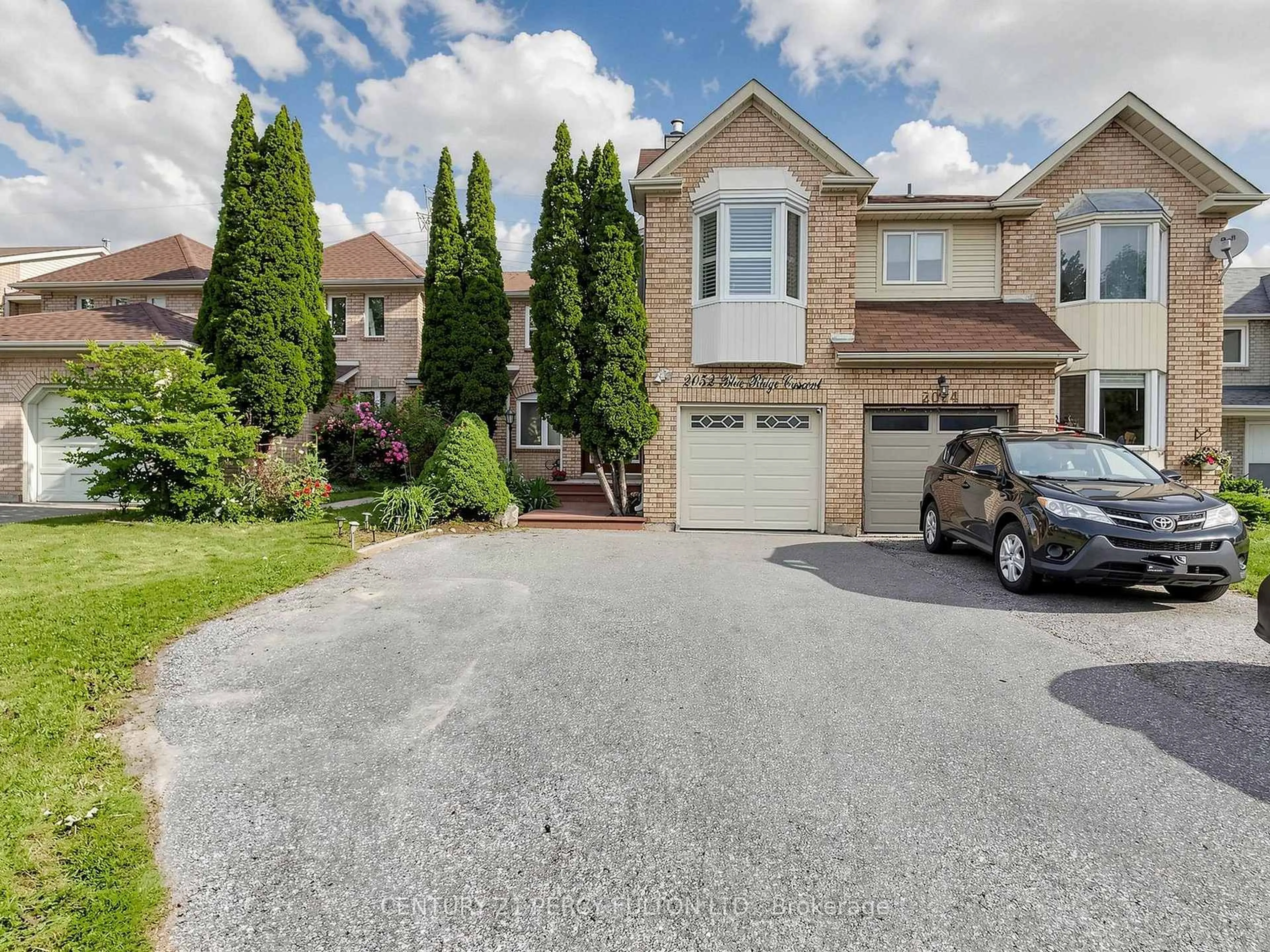 A pic from outside/outdoor area/front of a property/back of a property/a pic from drone, street for 2052 Blue Ridge Cres, Pickering Ontario L1X 2N5
