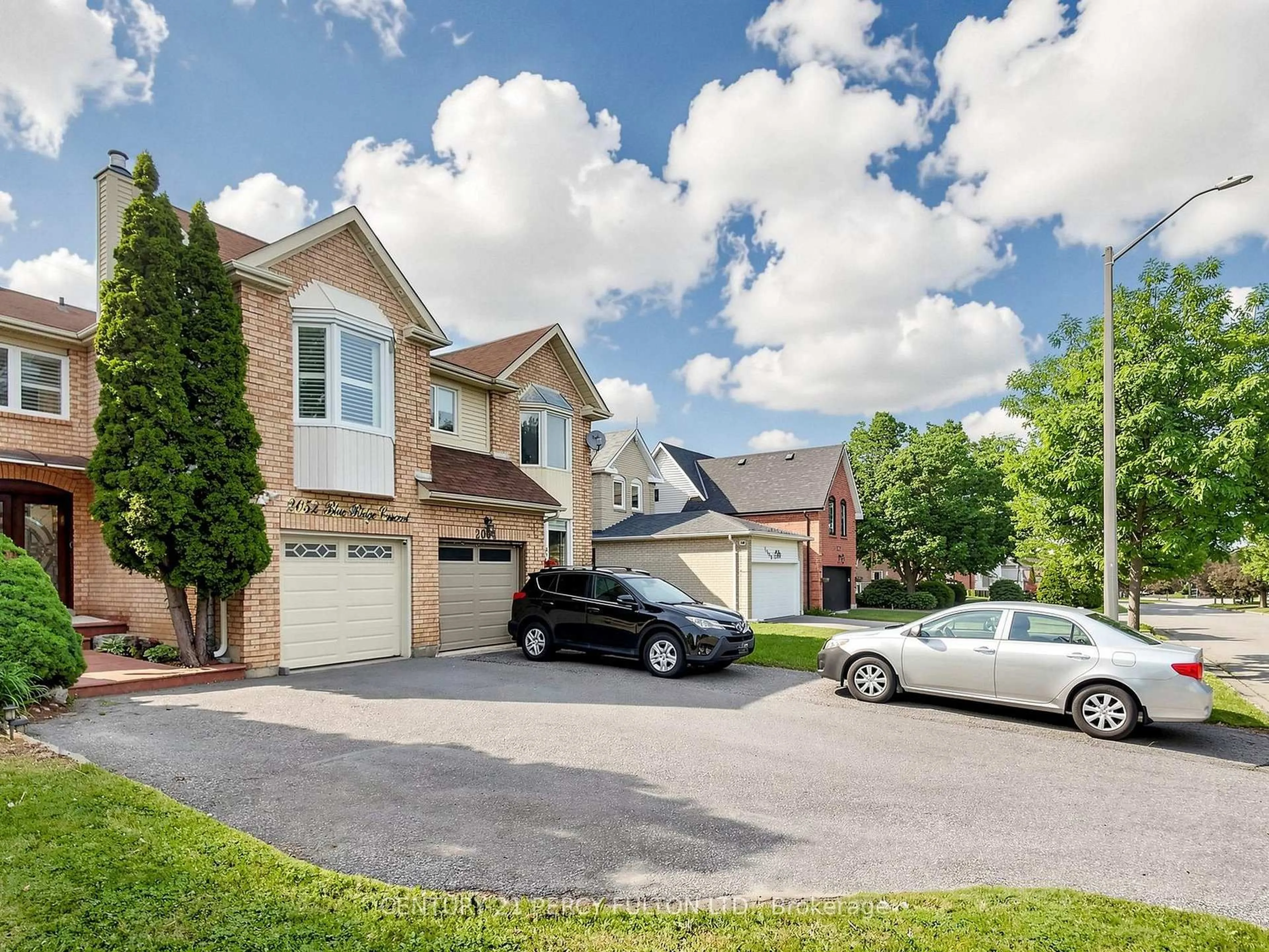 A pic from outside/outdoor area/front of a property/back of a property/a pic from drone, street for 2052 Blue Ridge Cres, Pickering Ontario L1X 2N5