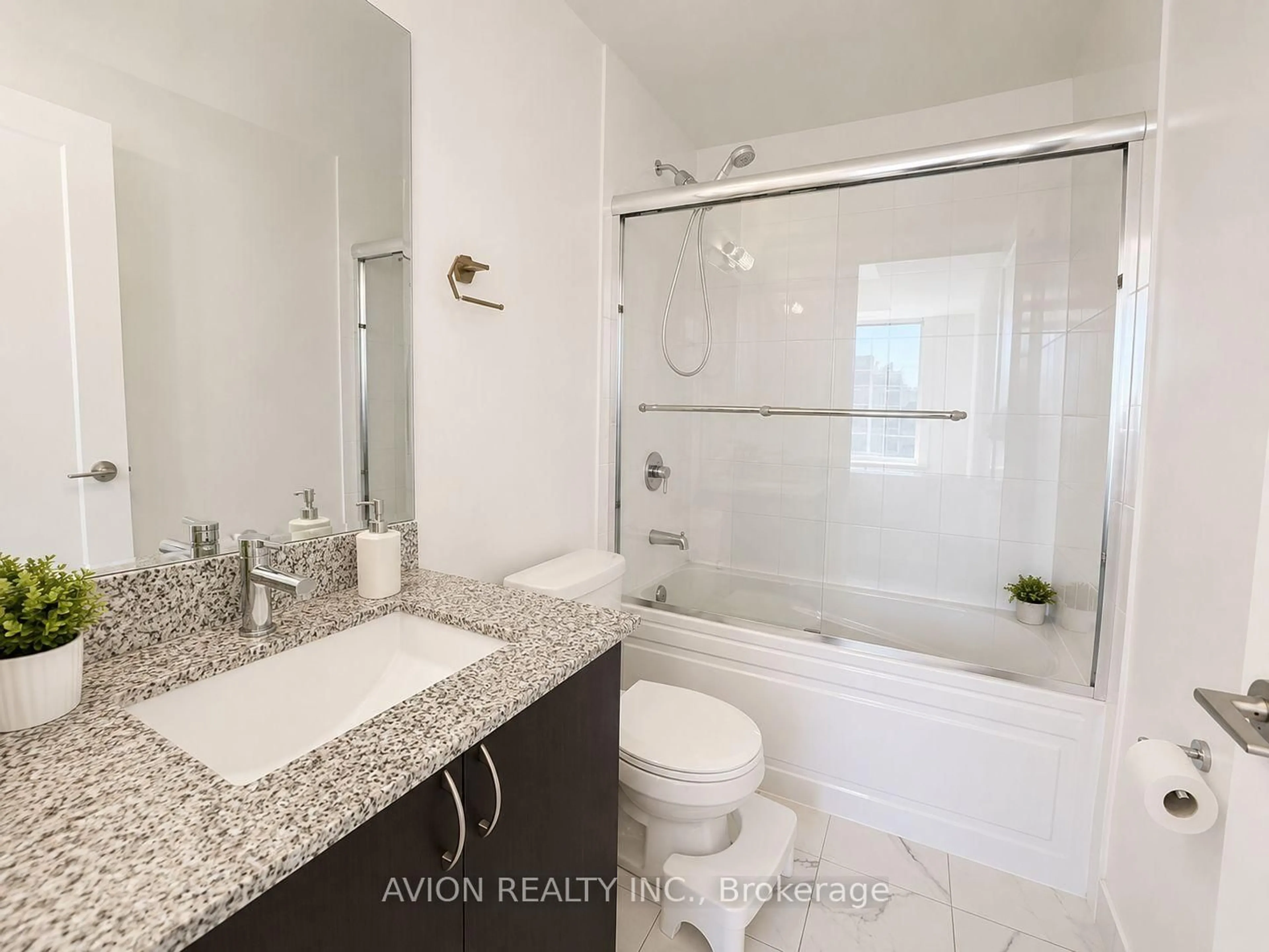 Standard bathroom, ceramic/tile floor for 3220 Sheppard Ave #212, Toronto Ontario M1T 3K3