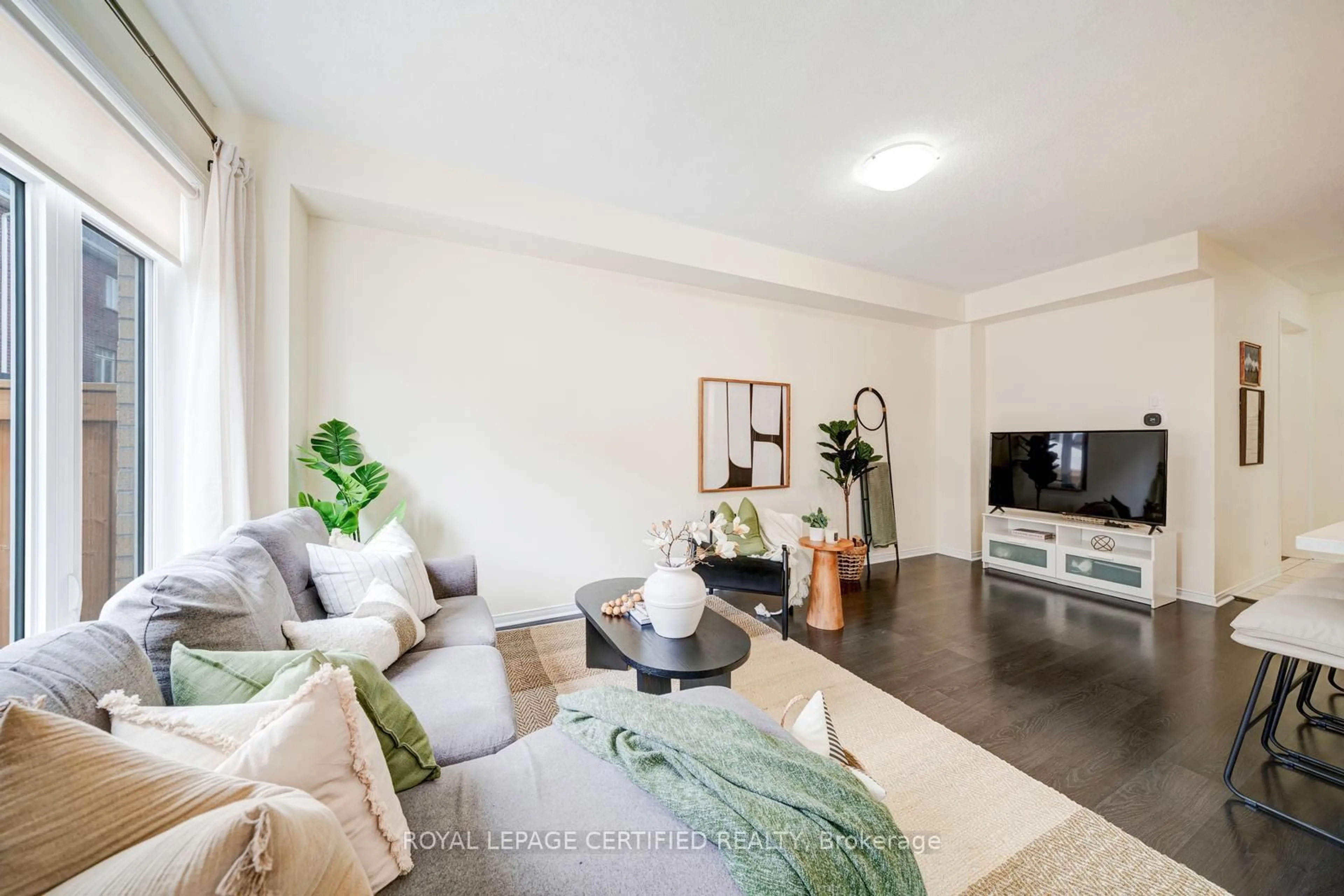 Living room with furniture, unknown for 71 Rimrock Cres, Whitby Ontario L1N 0E5