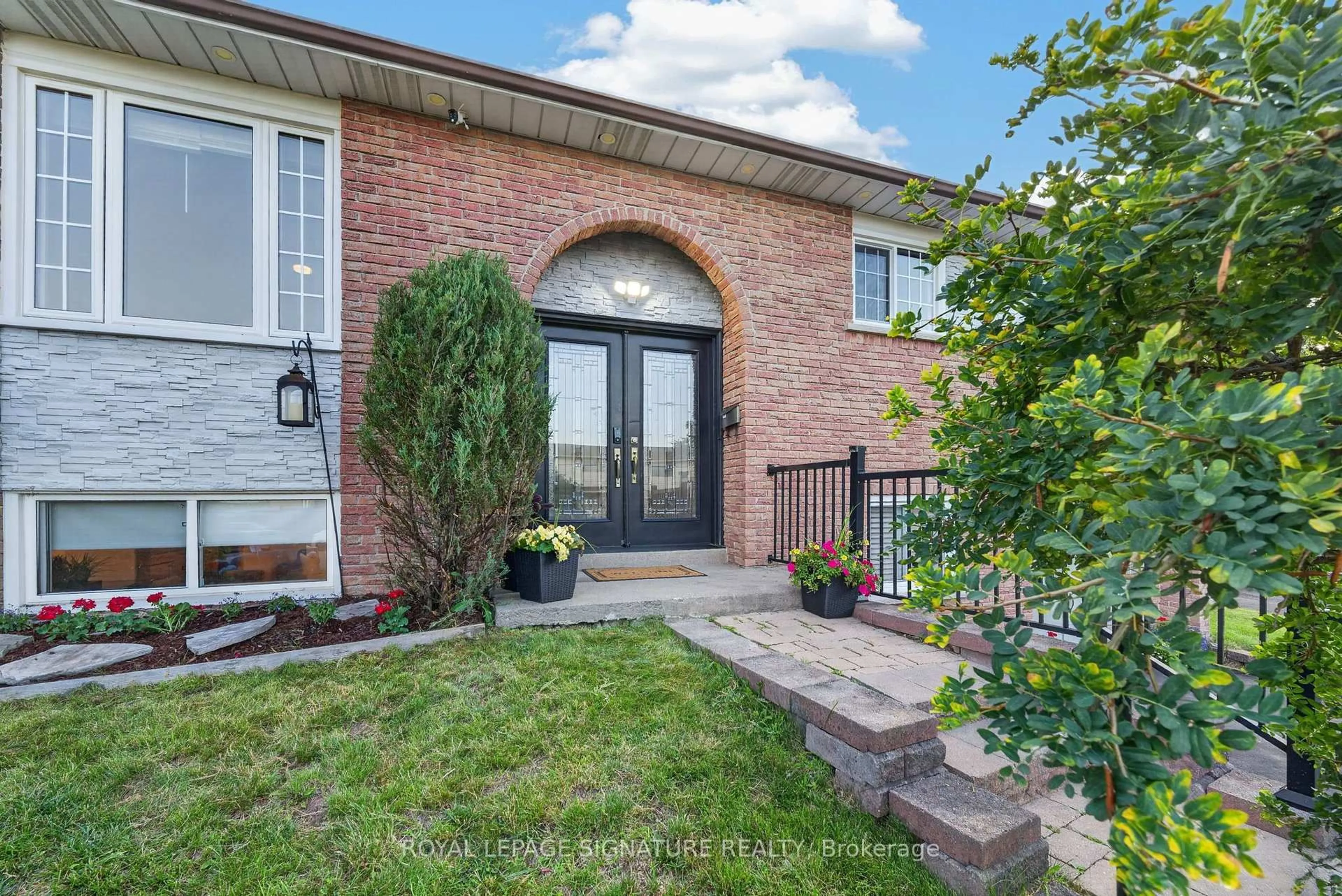 Home with brick exterior material, street for 31 Rosalynne Ave, Clarington Ontario L1C 3X7