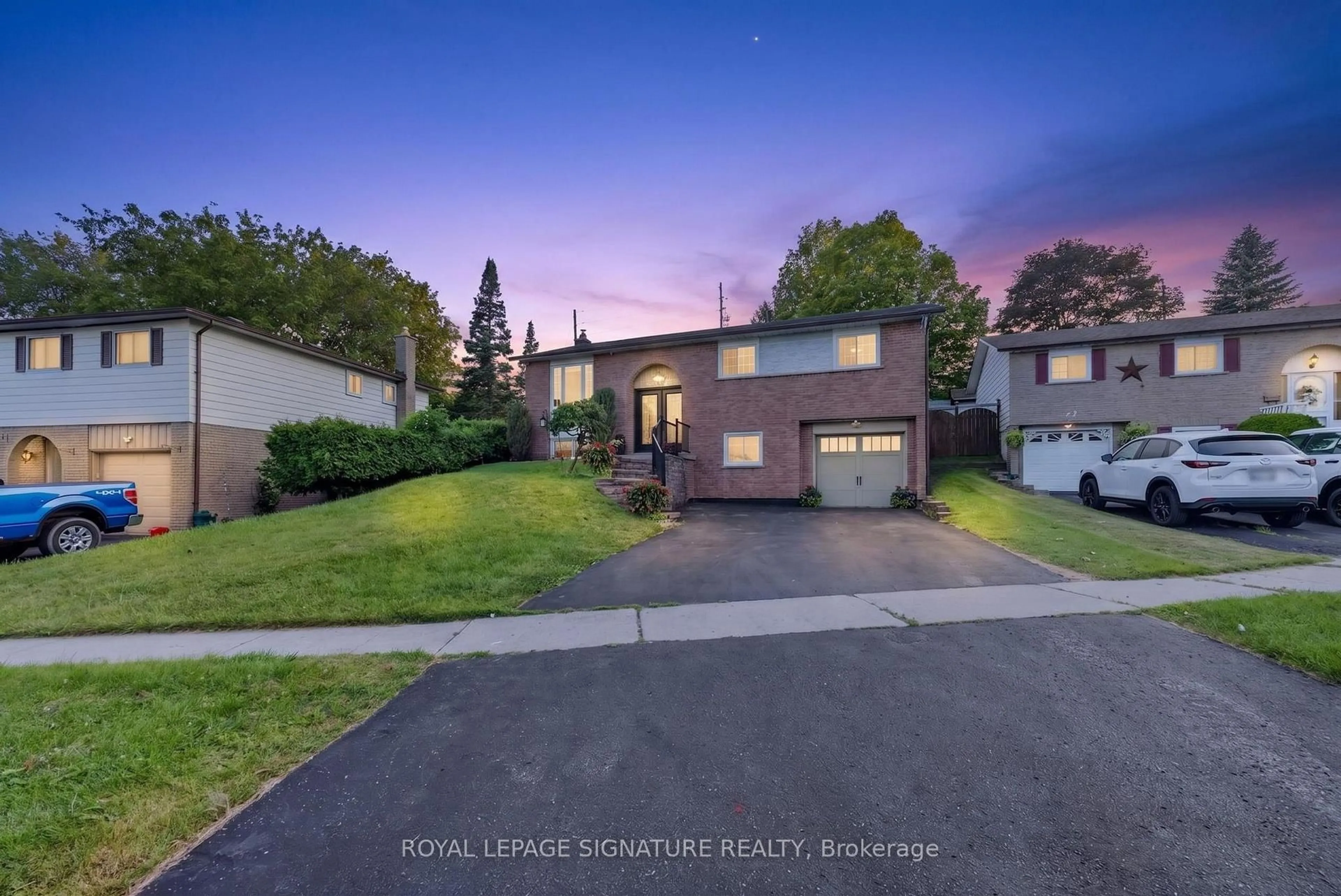A pic from outside/outdoor area/front of a property/back of a property/a pic from drone, street for 31 Rosalynne Ave, Clarington Ontario L1C 3X7