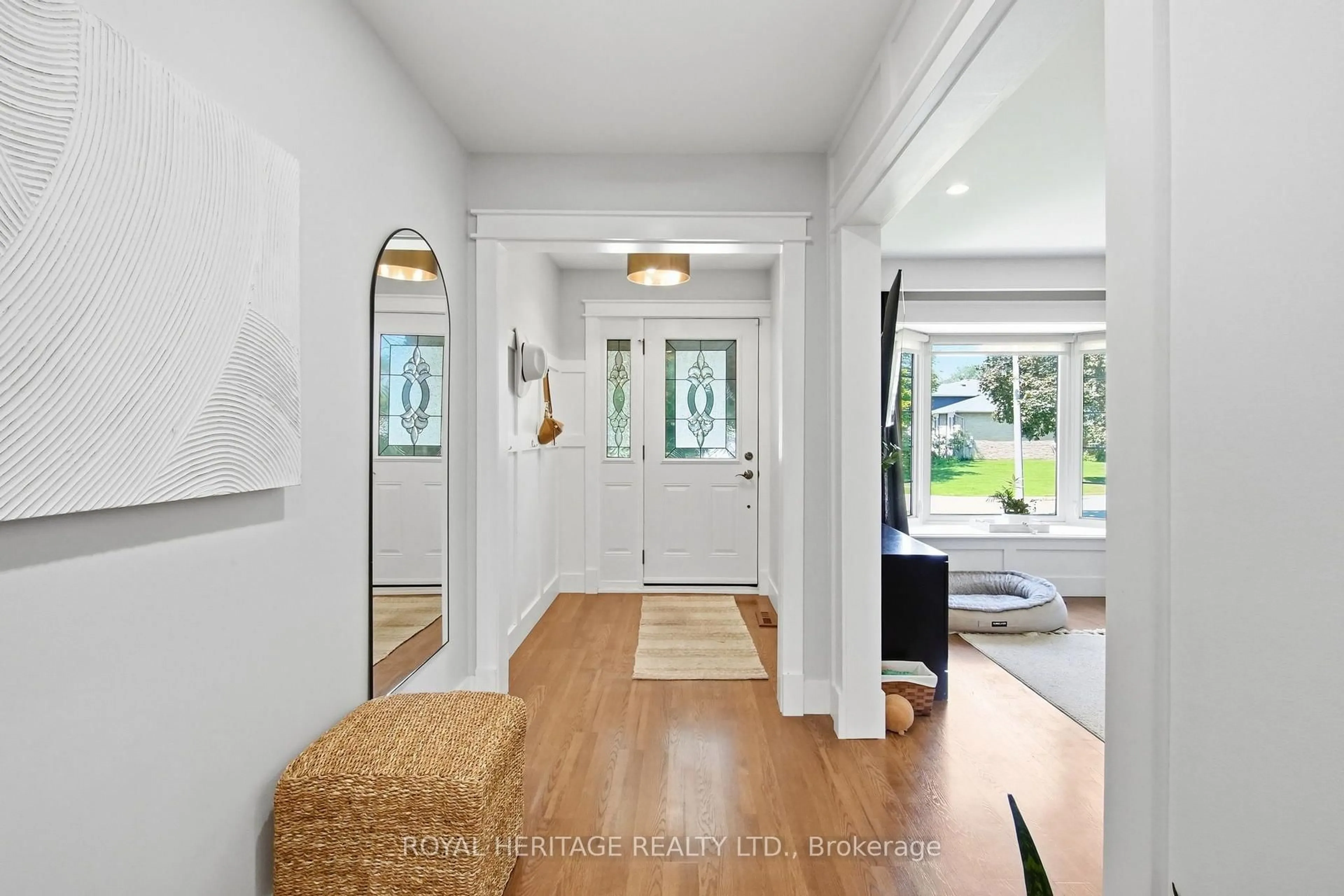 Indoor entryway for 321 Salerno St, Oshawa Ontario L1J 6W1