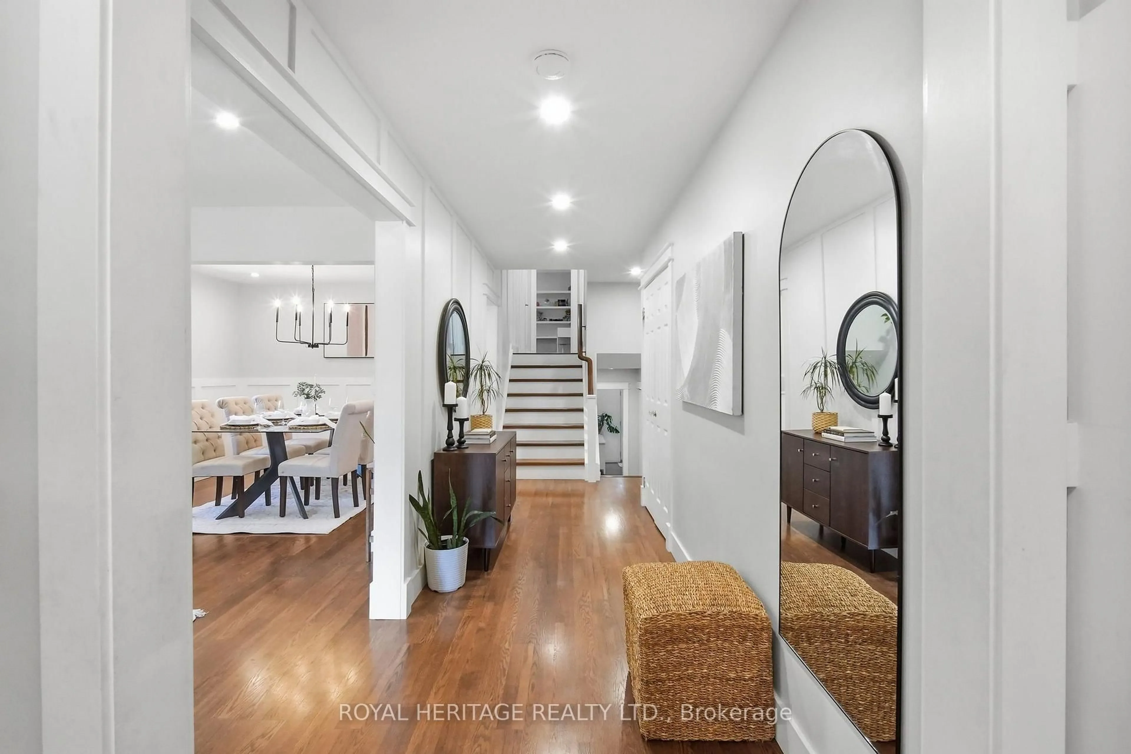 Indoor entryway for 321 Salerno St, Oshawa Ontario L1J 6W1