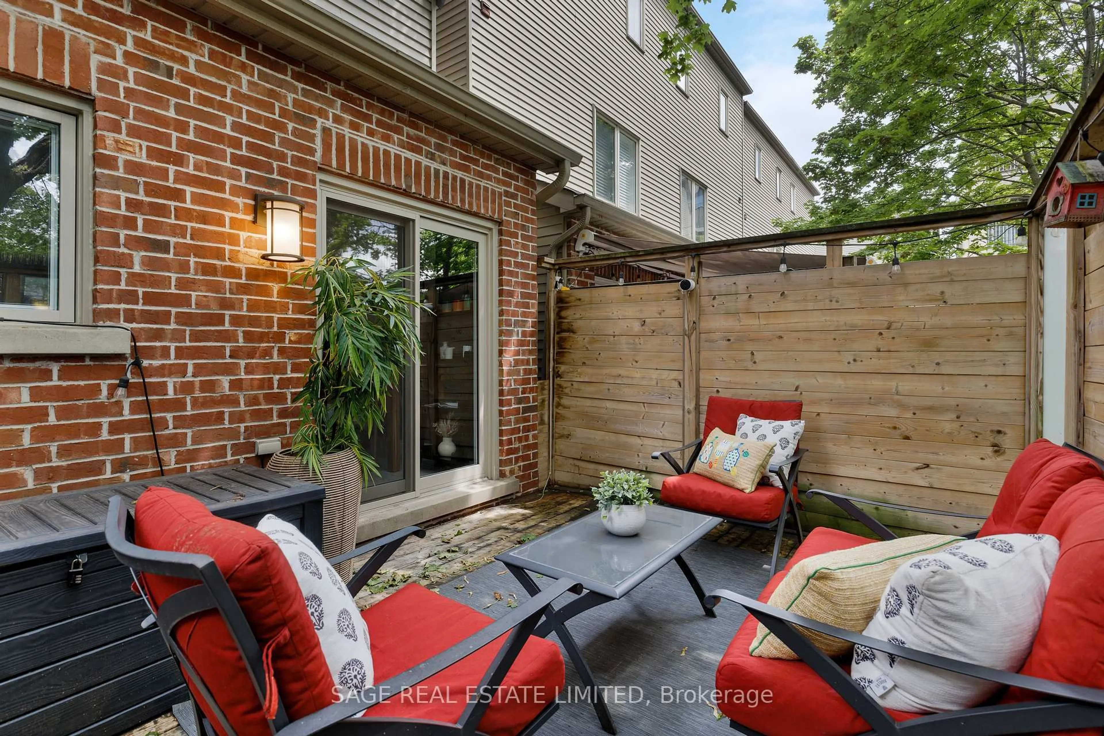 Patio, street for 722E Kingston Rd, Toronto Ontario M4E 1R7