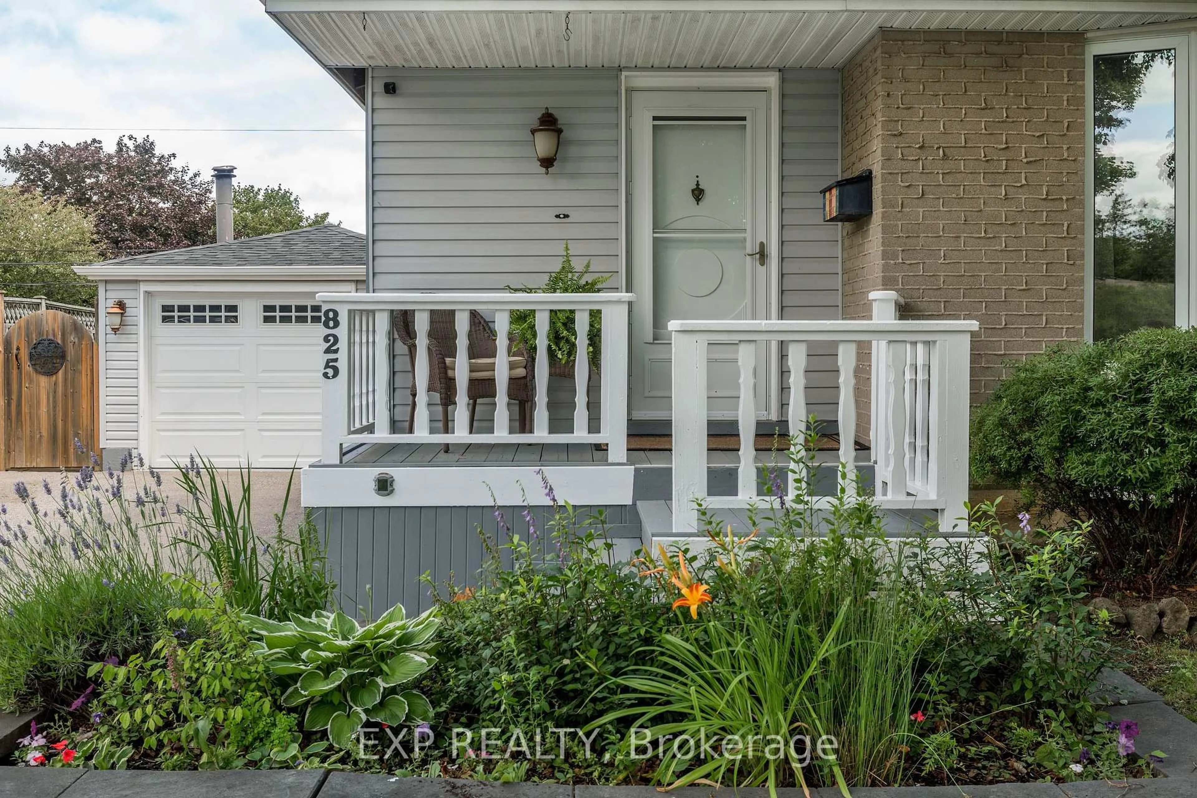 Indoor entryway for 825 Bem Ave, Pickering Ontario L1W 1X2