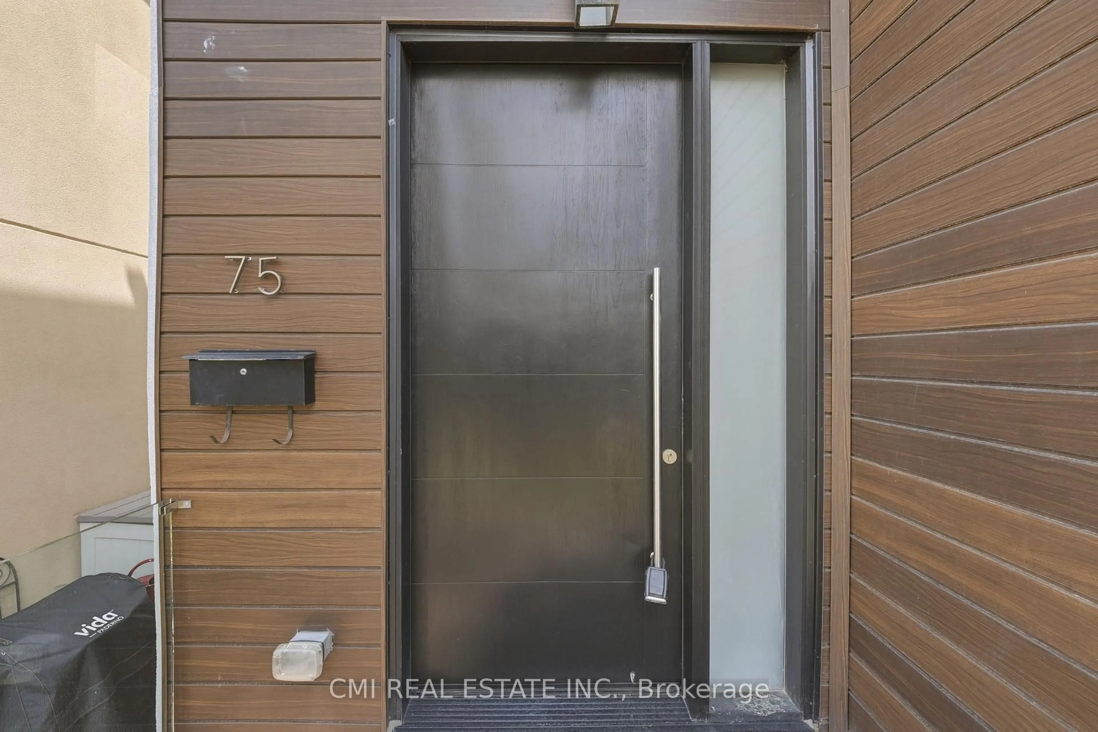 Indoor entryway for 75 Kenilworth Ave, Toronto Ontario M4L 3S4