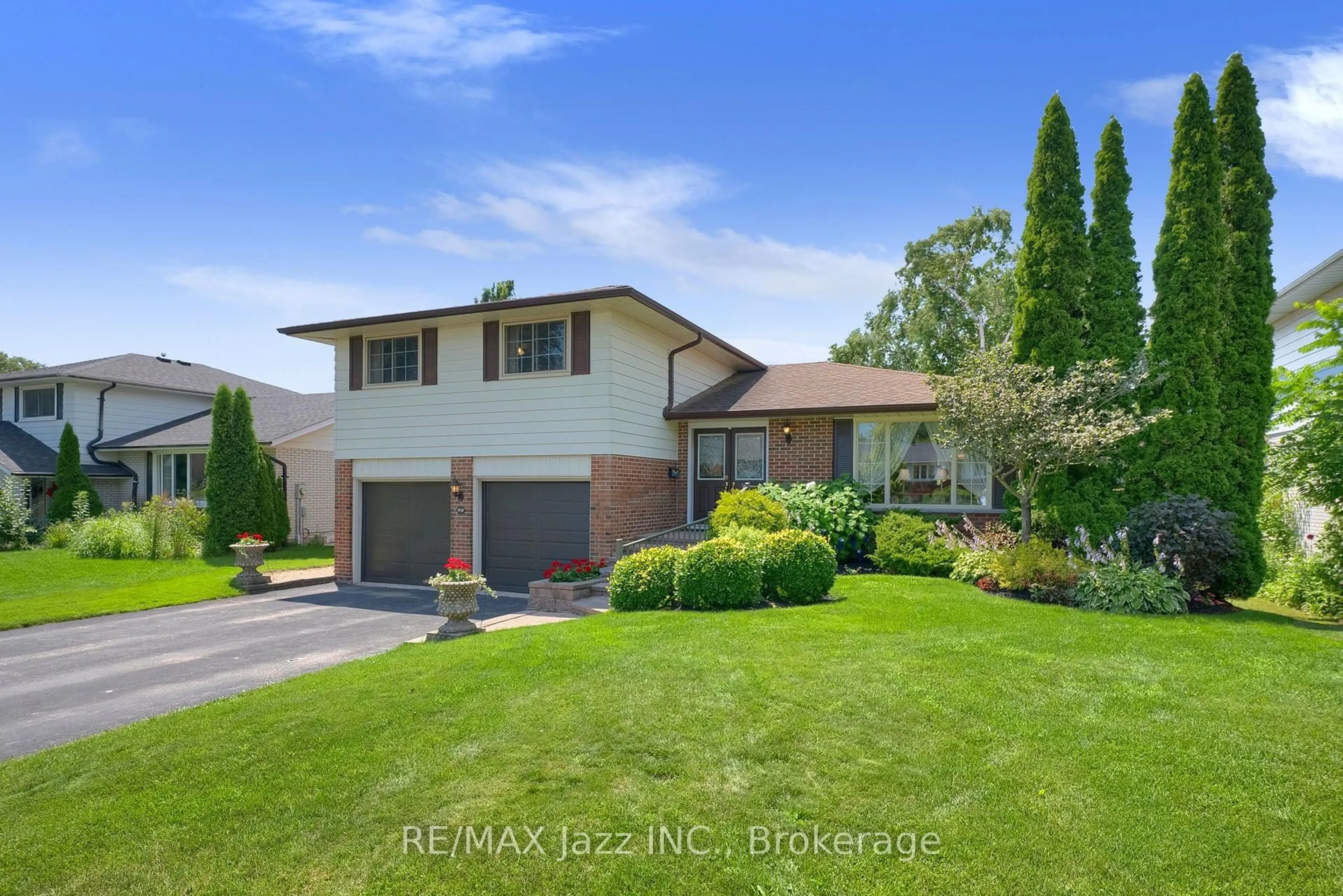 A pic from outside/outdoor area/front of a property/back of a property/a pic from drone, unknown for 802 Ferndale St, Oshawa Ontario L1J 5L7