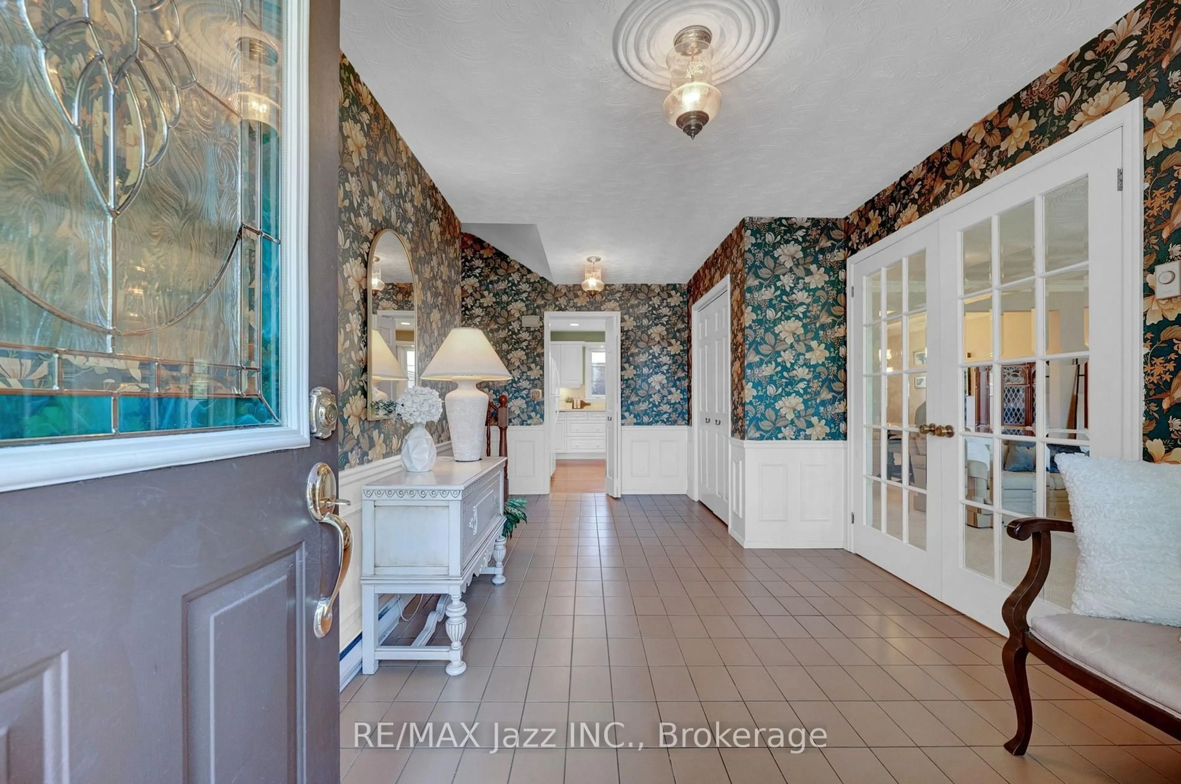 Indoor entryway for 802 Ferndale St, Oshawa Ontario L1J 5L7