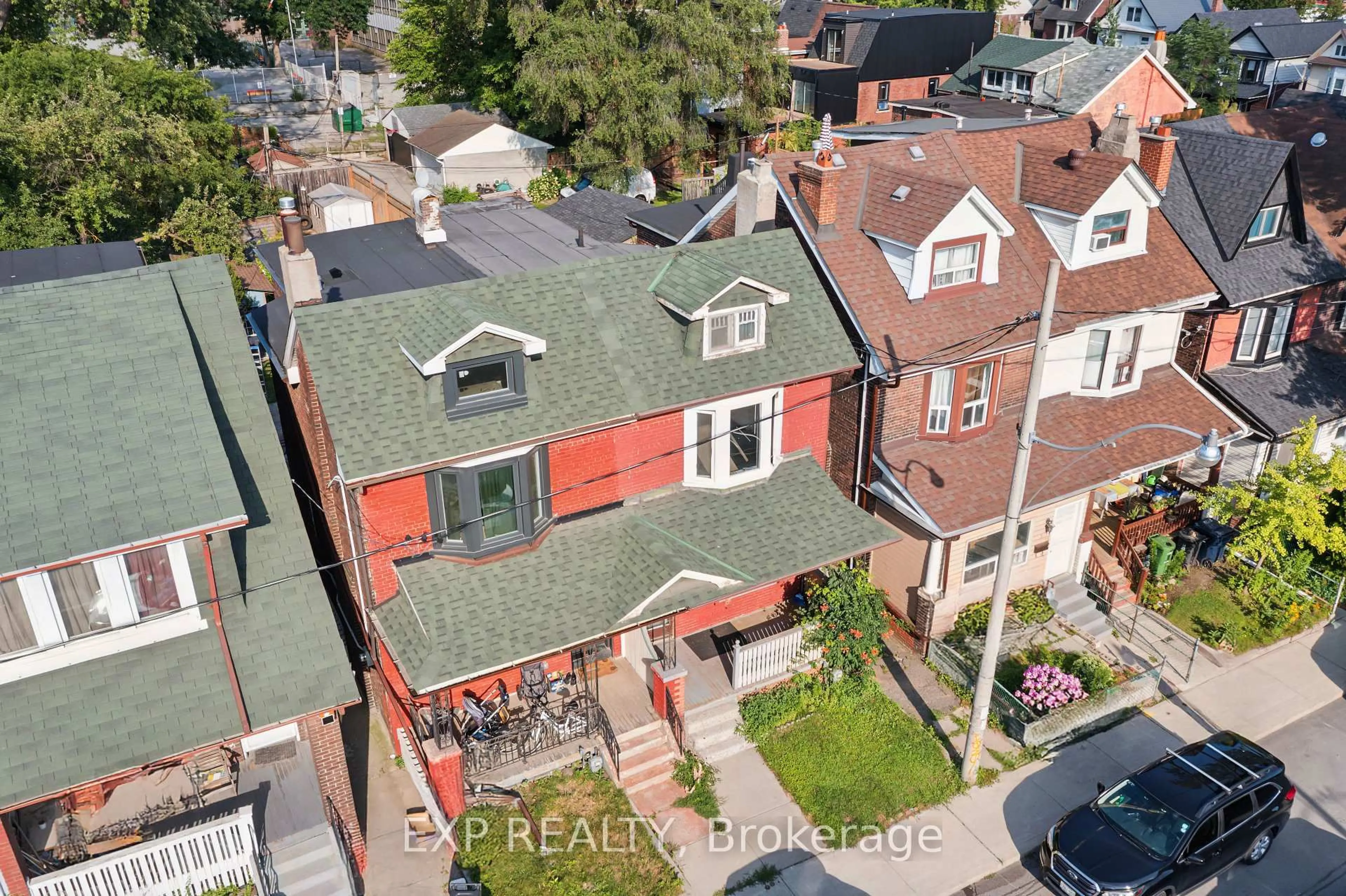 A pic from outside/outdoor area/front of a property/back of a property/a pic from drone, street for 511 Carlaw Ave, Toronto Ontario M4K 3J3