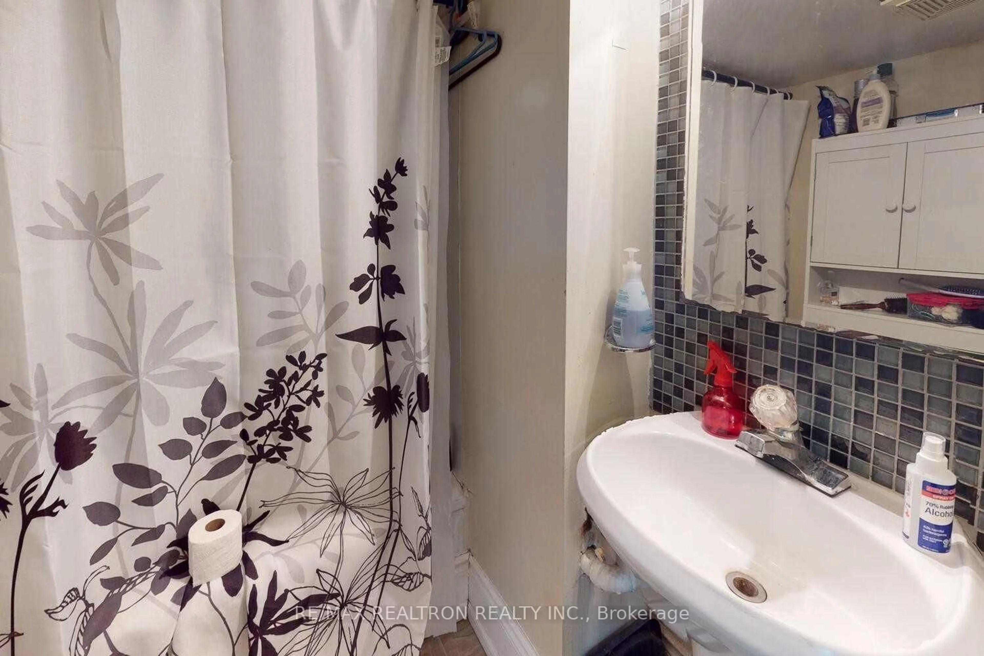 Standard bathroom, unknown for 54 Ritson Rd, Oshawa Ontario L1H 5G9
