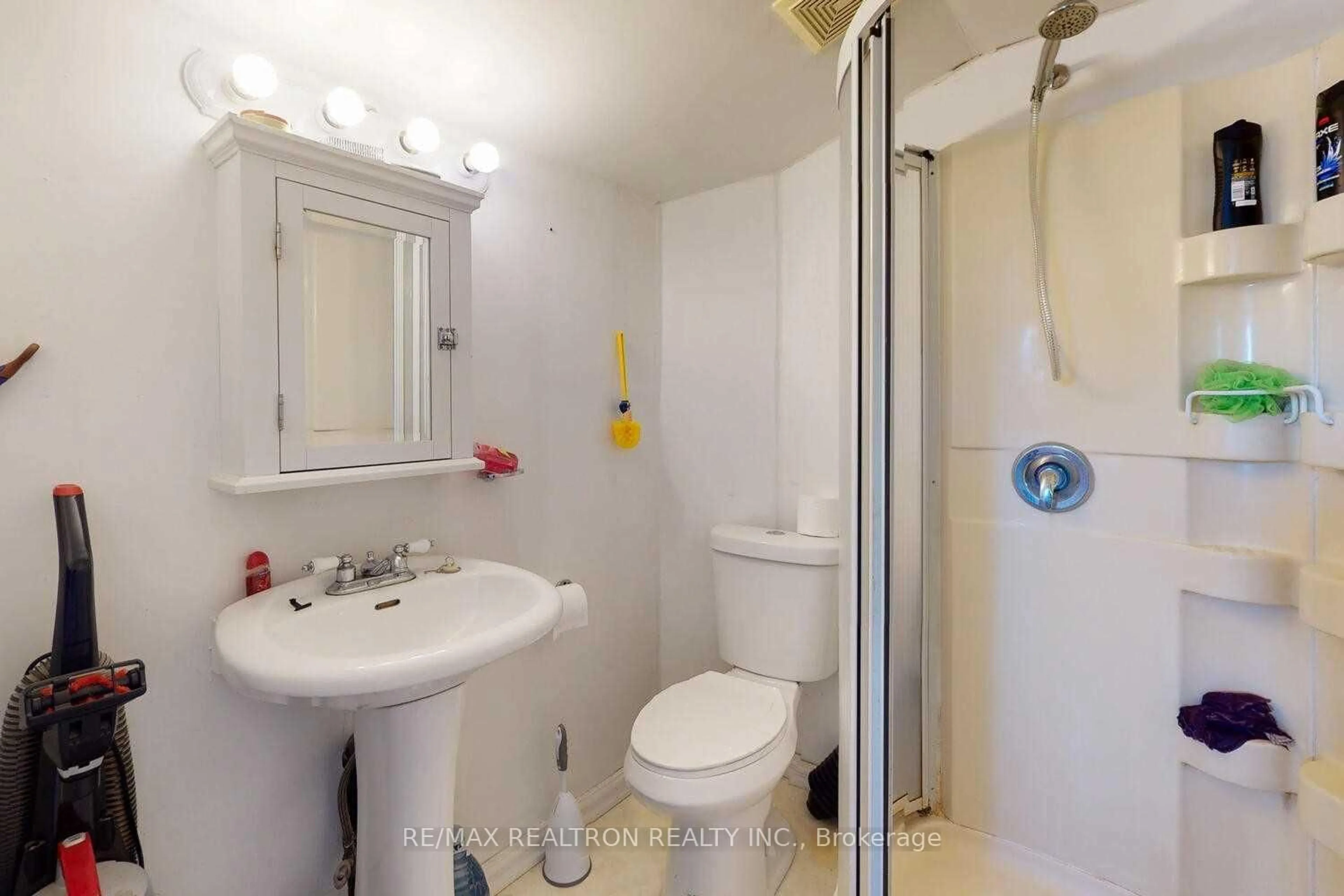 Standard bathroom, unknown for 54 Ritson Rd, Oshawa Ontario L1H 5G9