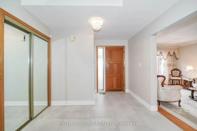 2 Lapworth Cres, Toronto 5