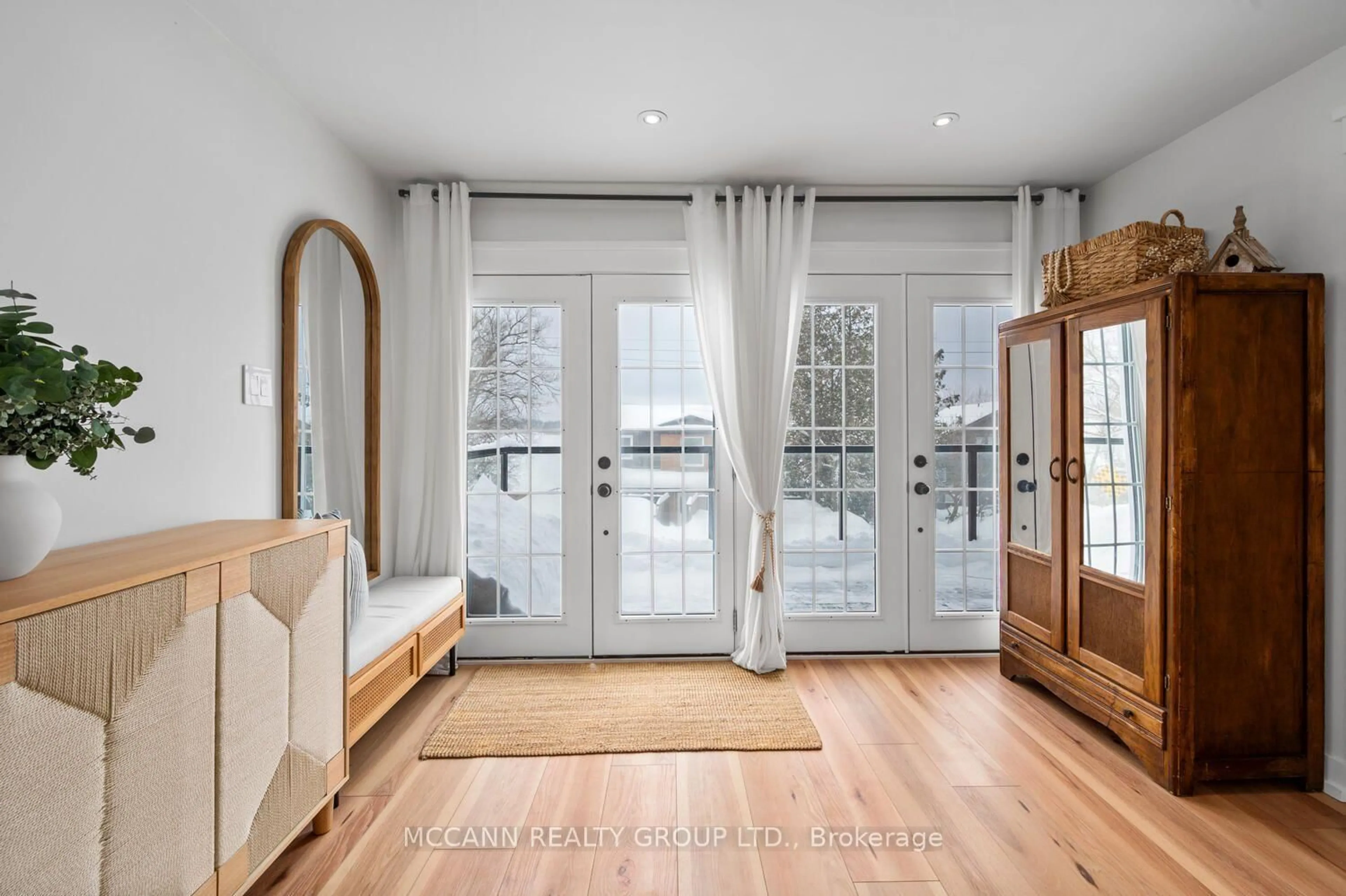 Indoor entryway for 153 Portview Rd, Scugog Ontario L9L 1B4