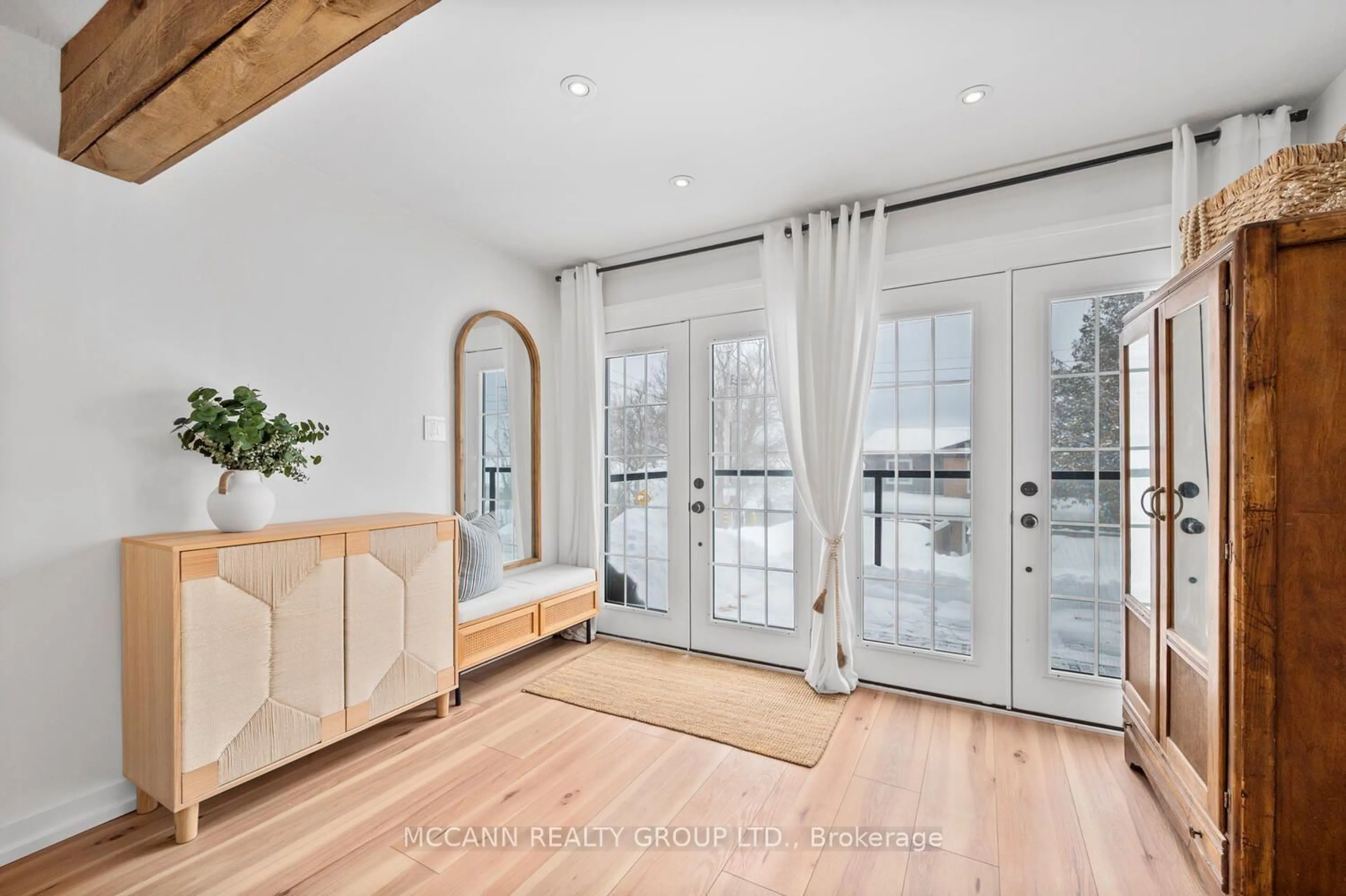 Indoor entryway for 153 Portview Rd, Scugog Ontario L9L 1B4