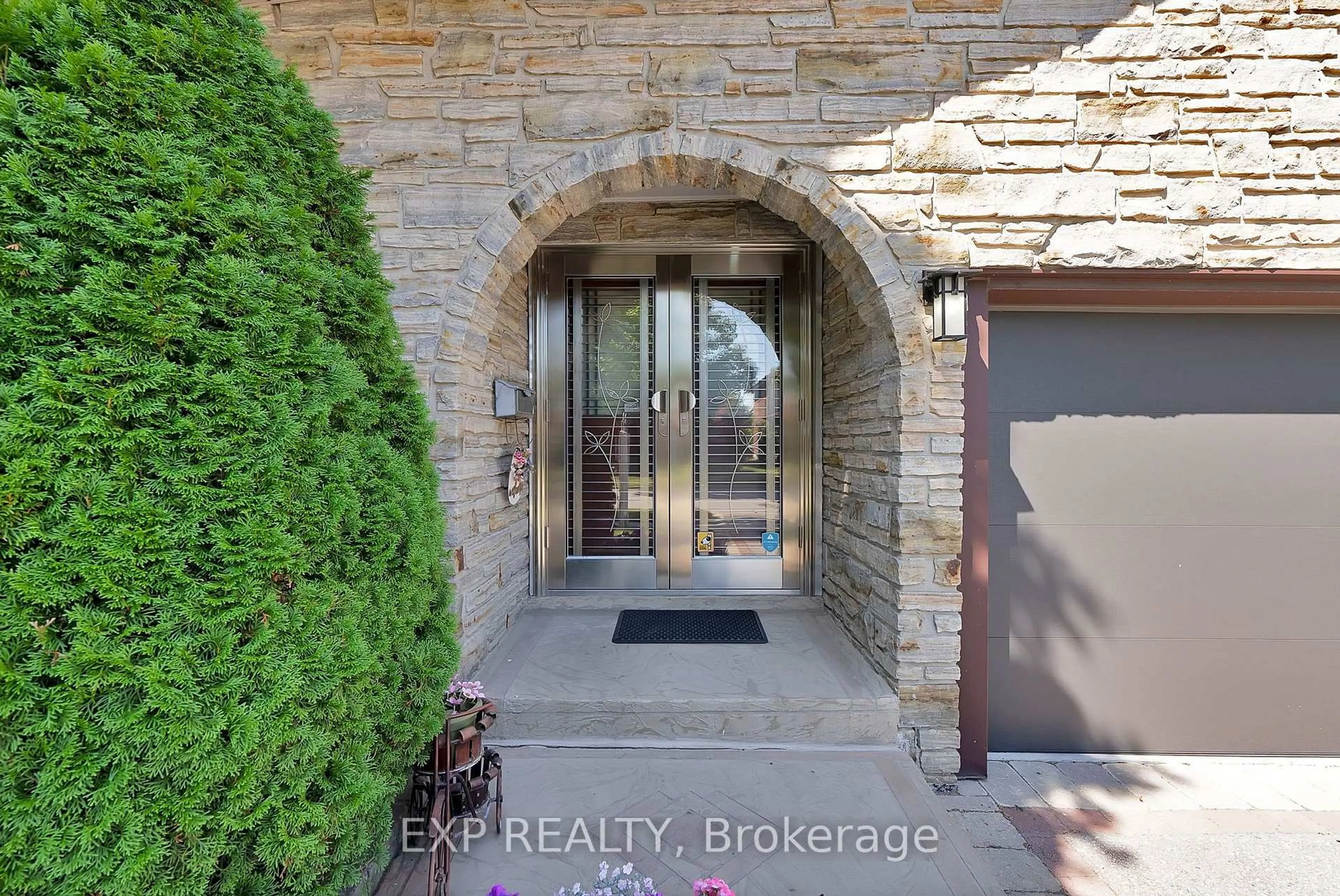 Indoor entryway for 36 Cleethorpes Blvd, Toronto Ontario M1S 3T3