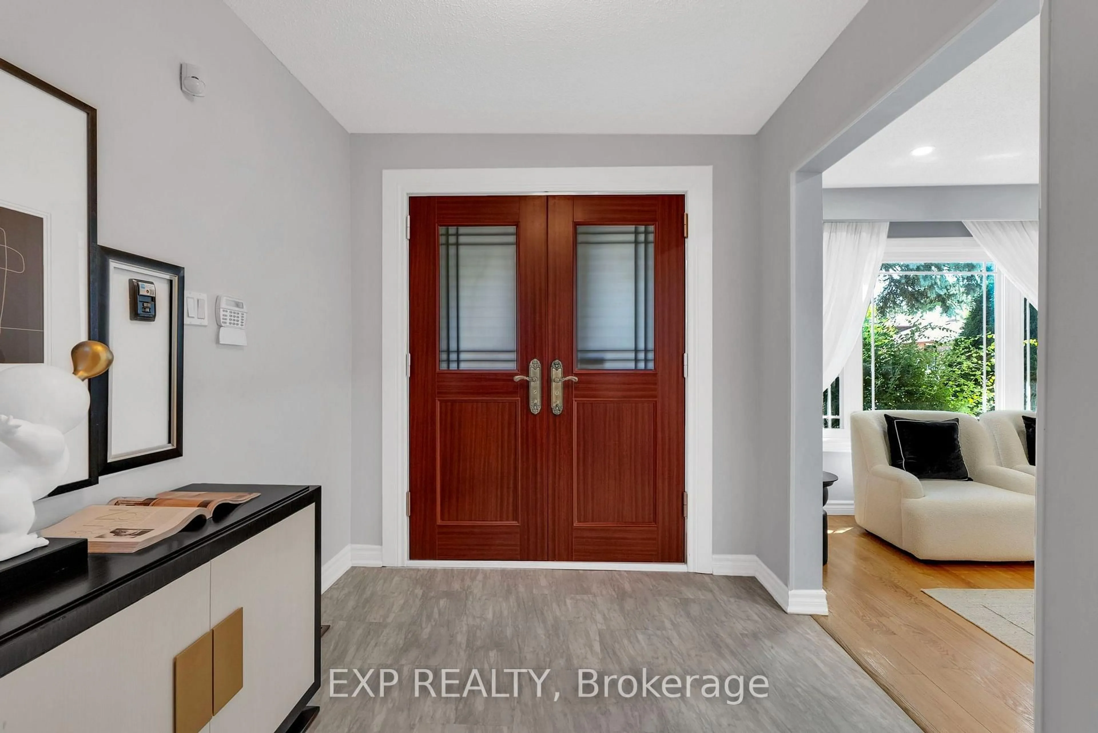 Indoor entryway for 36 Cleethorpes Blvd, Toronto Ontario M1S 3T3