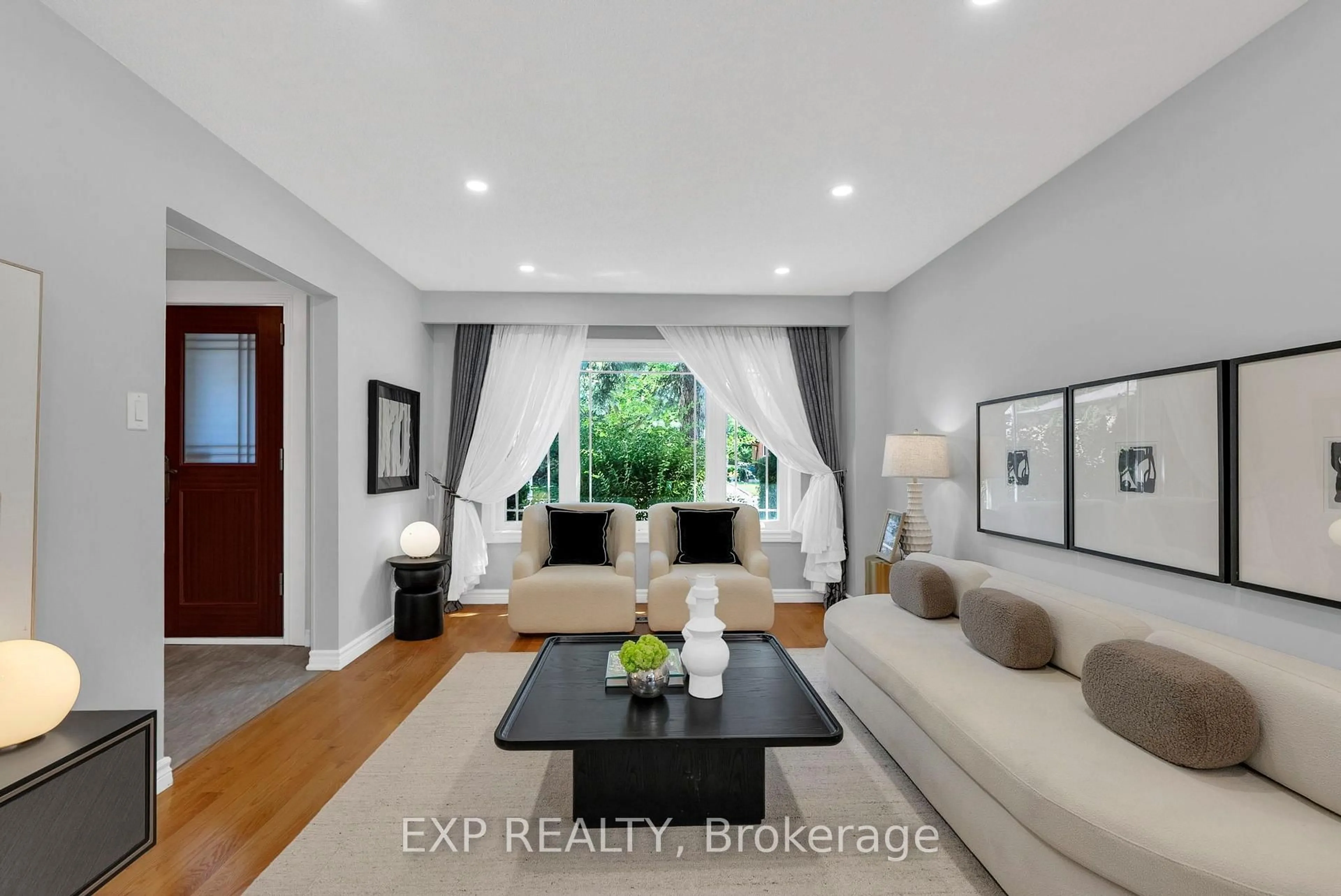 Living room with furniture, unknown for 36 Cleethorpes Blvd, Toronto Ontario M1S 3T3