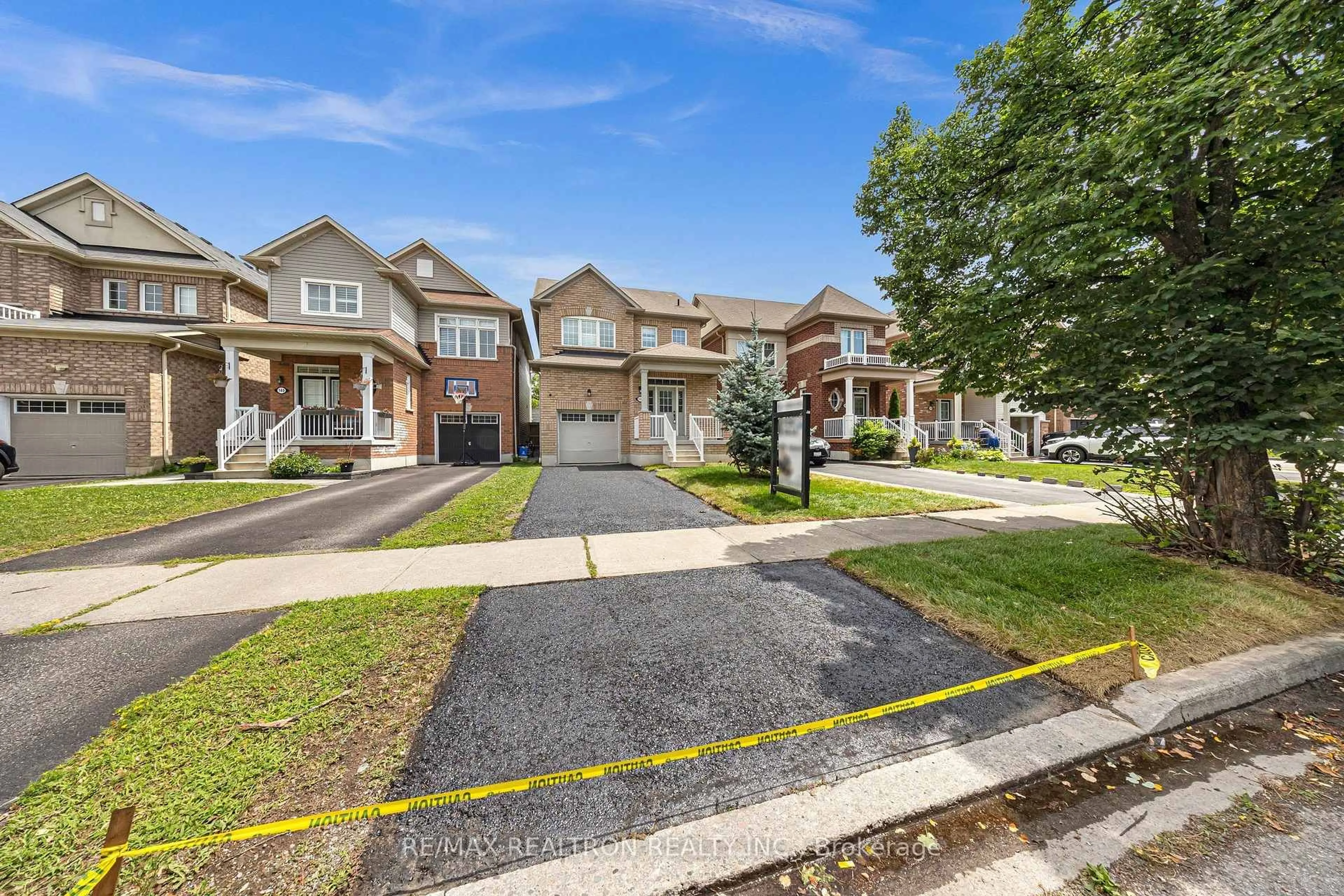 A pic from outside/outdoor area/front of a property/back of a property/a pic from drone, street for 138 Angus Dr, Ajax Ontario L1S 5G8