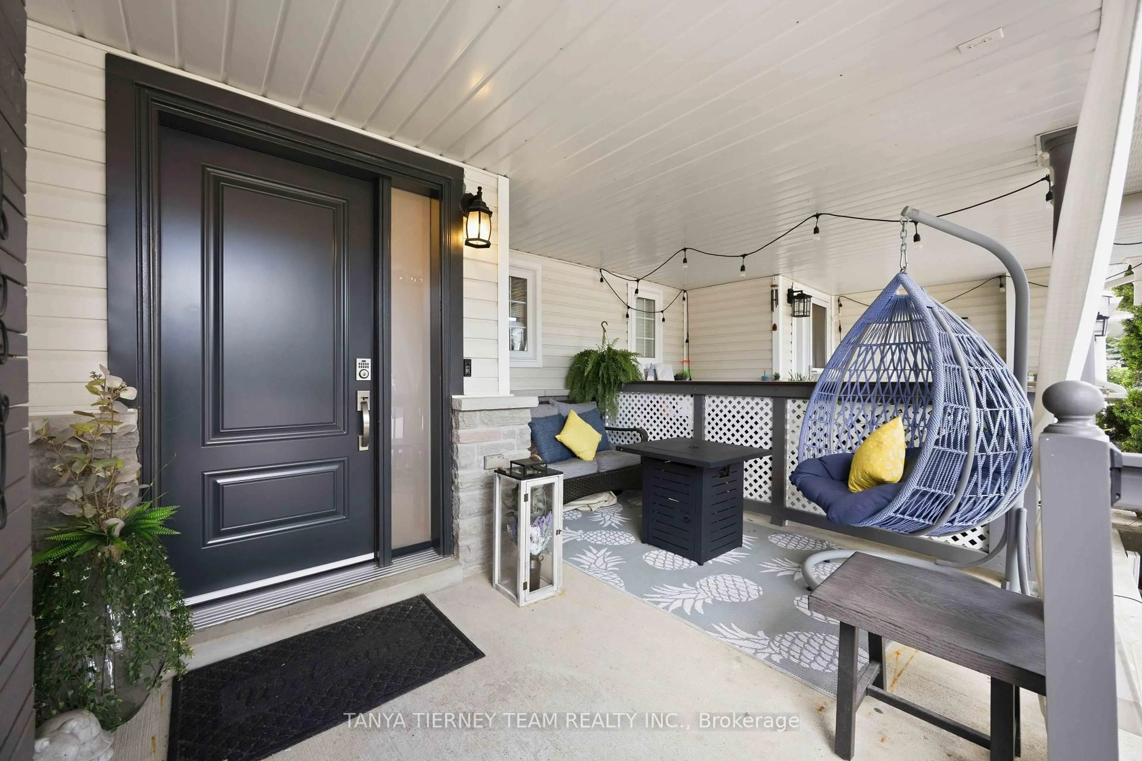 Indoor entryway for 47 Corianne Ave, Whitby Ontario L1M 2H9
