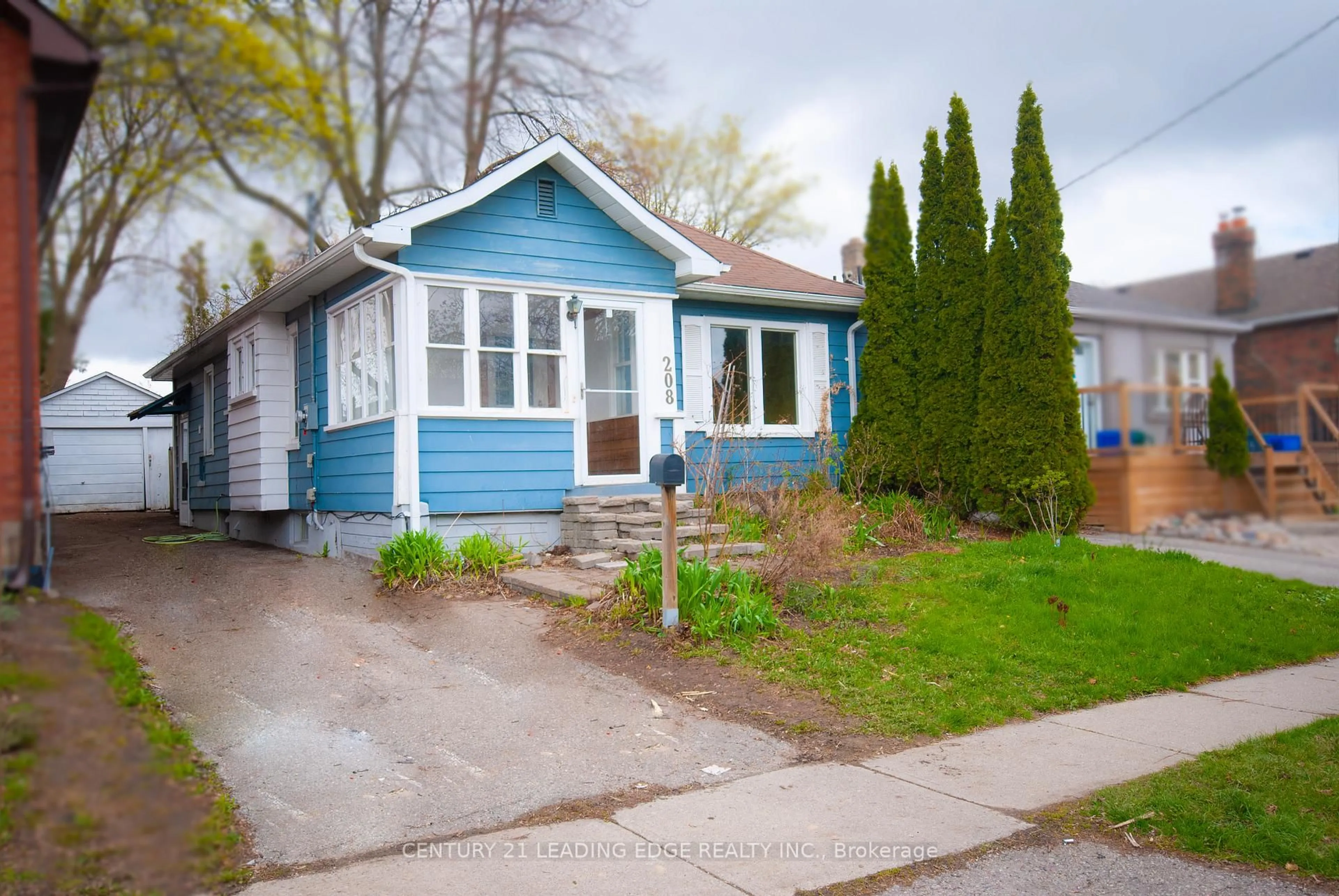 Home with vinyl exterior material, street for 208 Oshawa Blvd, Oshawa Ontario L1G 5S9