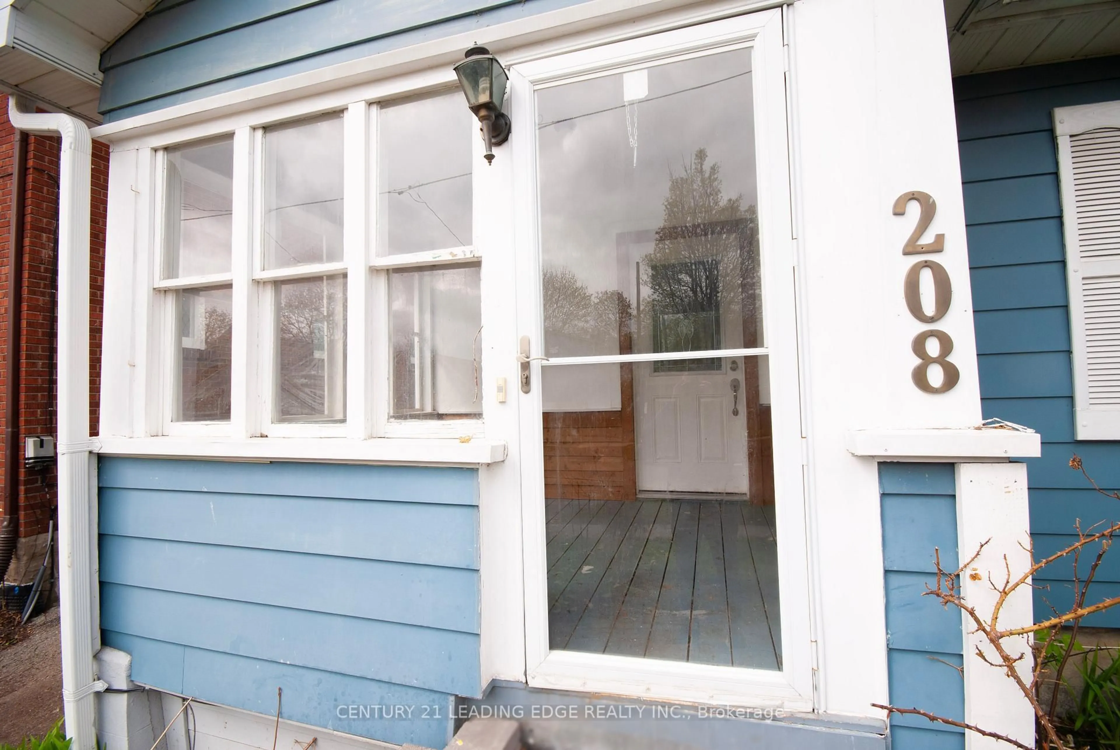 Patio, street for 208 Oshawa Blvd, Oshawa Ontario L1G 5S9