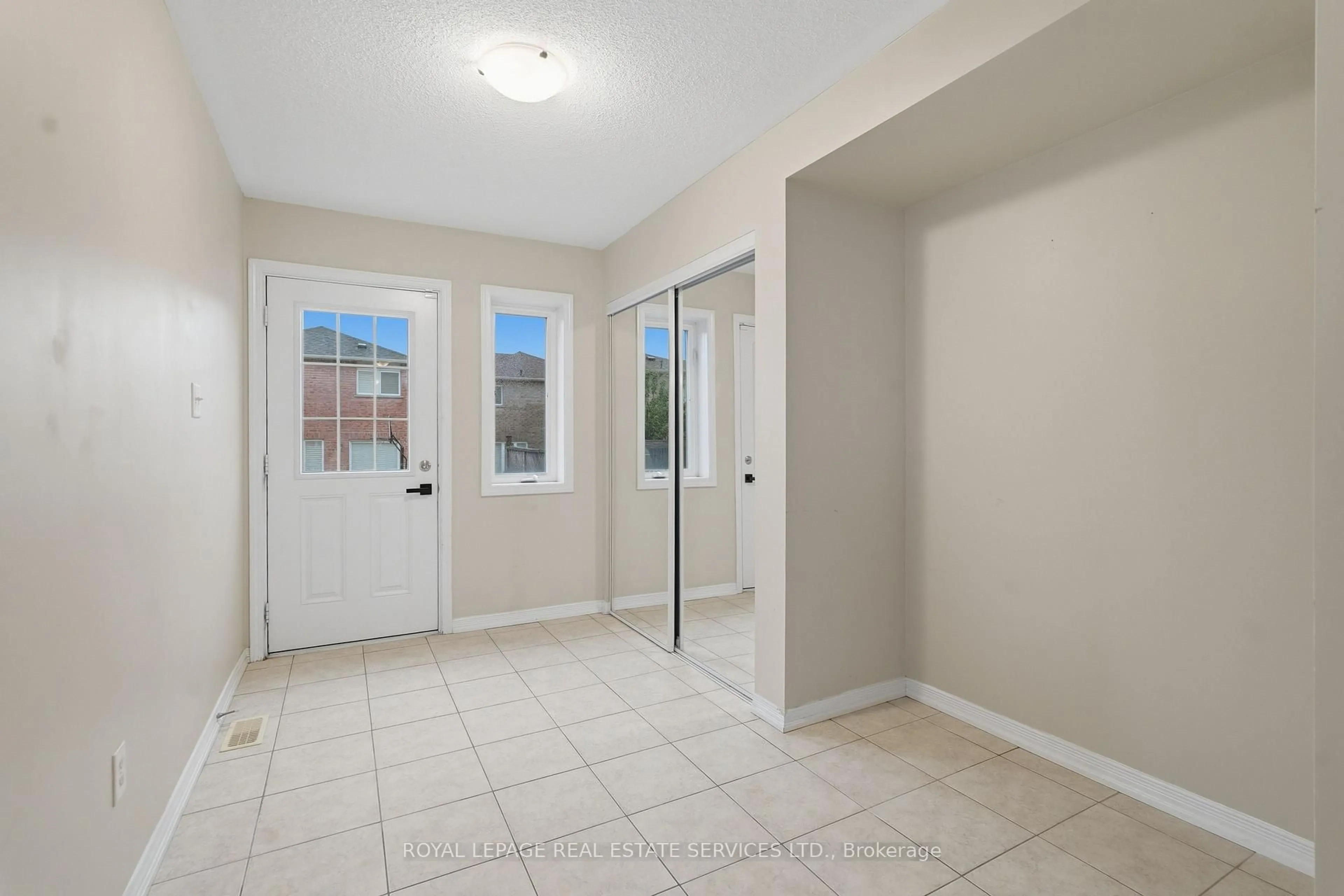 Indoor entryway for 97 National St, Toronto Ontario M1M 0A3