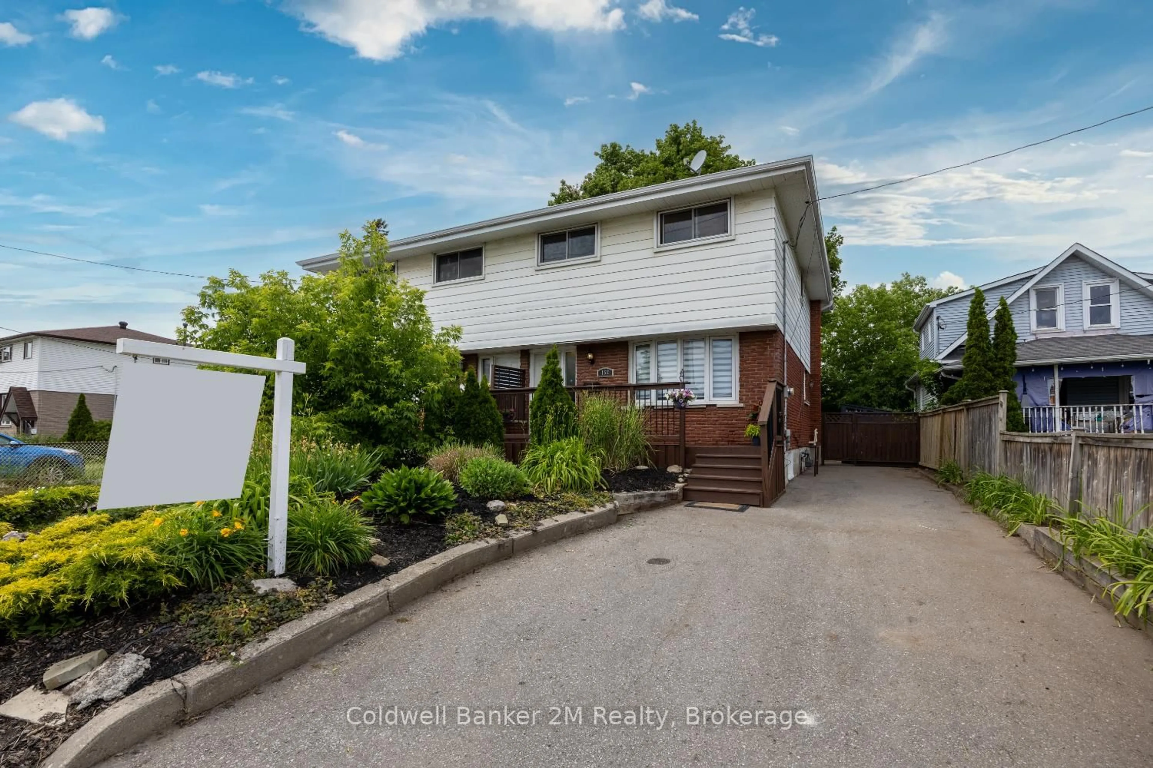 A pic from outside/outdoor area/front of a property/back of a property/a pic from drone, street for 152 Taunton Rd, Oshawa Ontario L1G 3T3