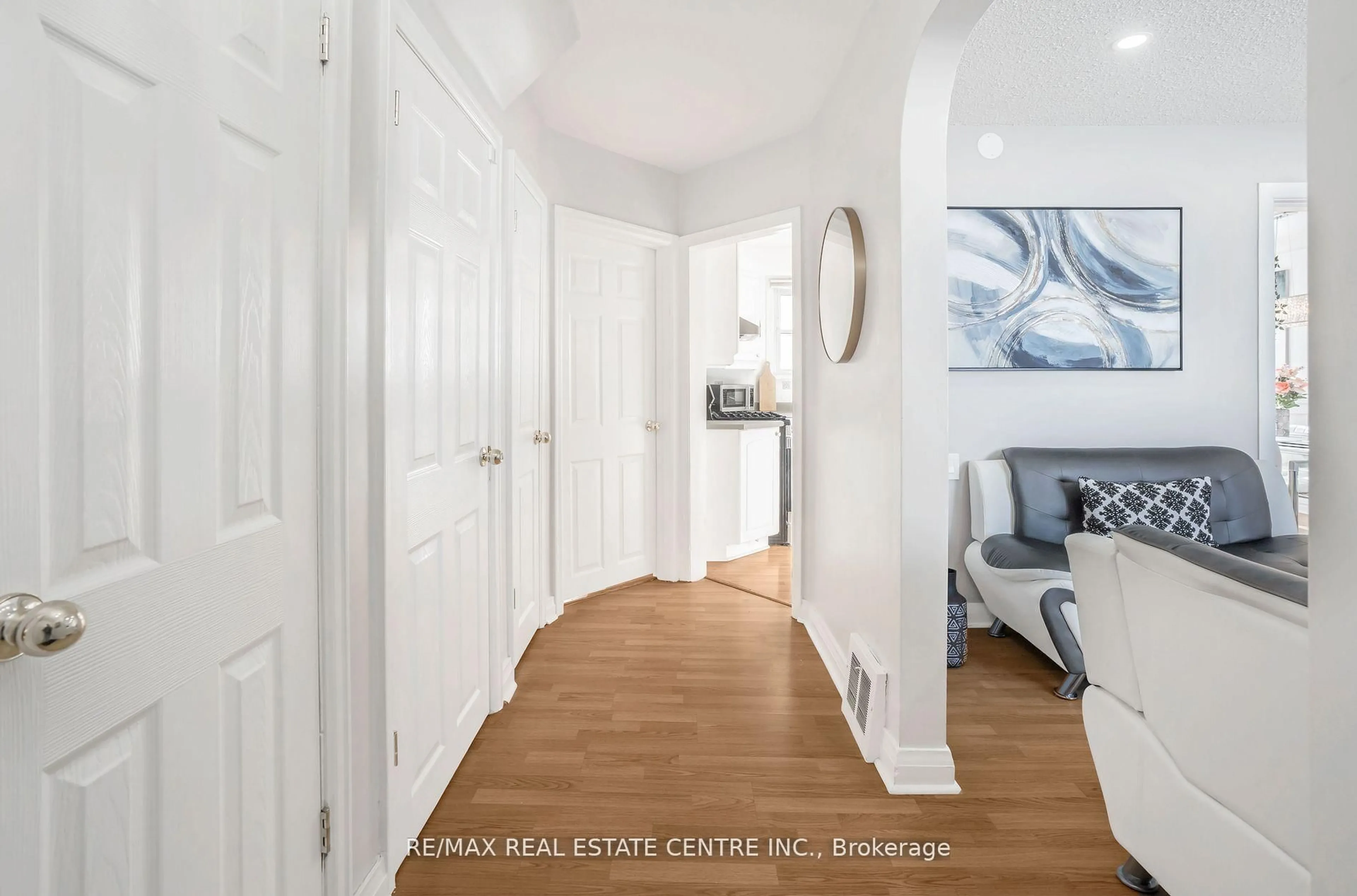 Indoor entryway for 401 Elgin St St, Oshawa Ontario L1G 1V1