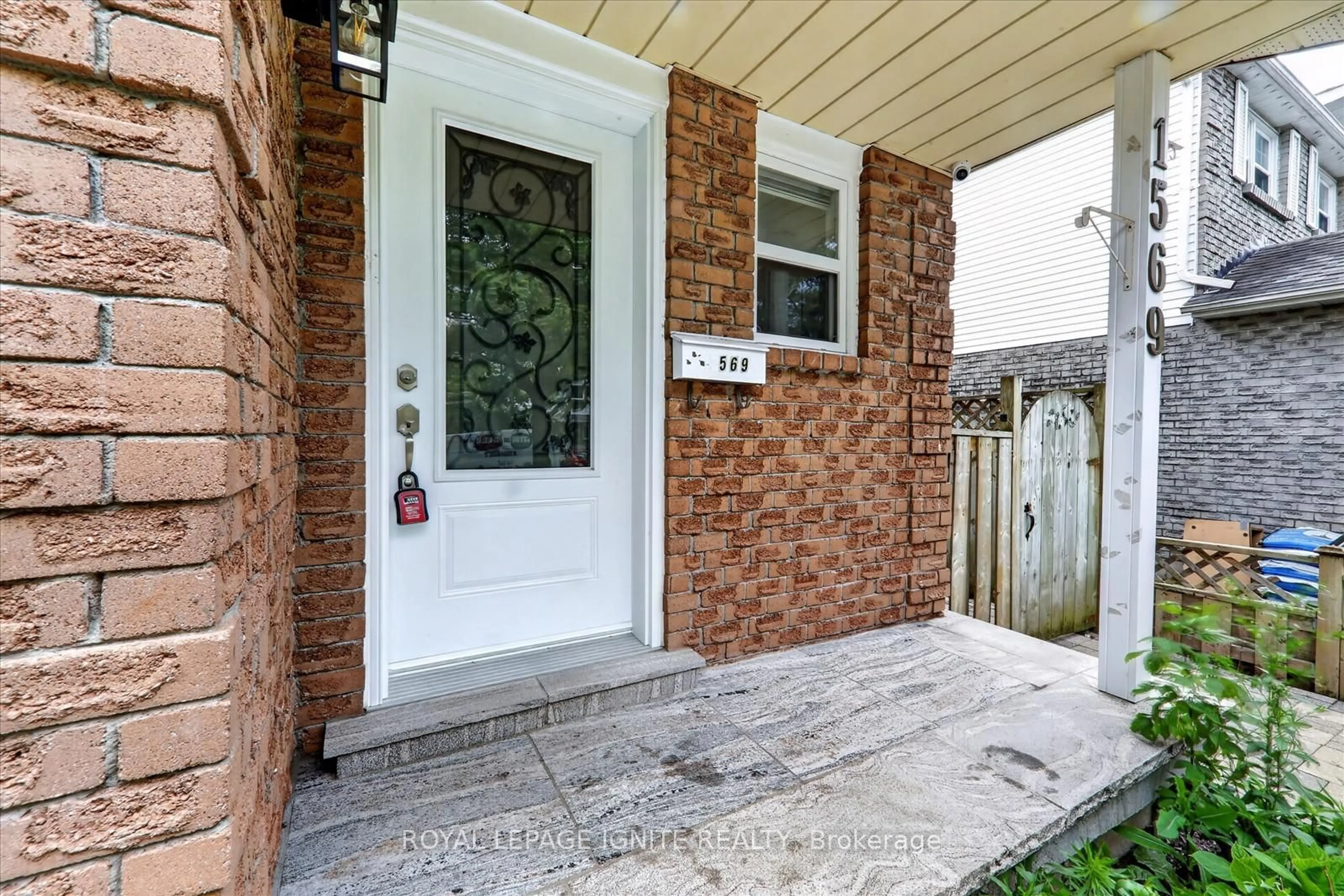 Indoor entryway for 1569 Norwill Cres, Oshawa Ontario L1G 7V1
