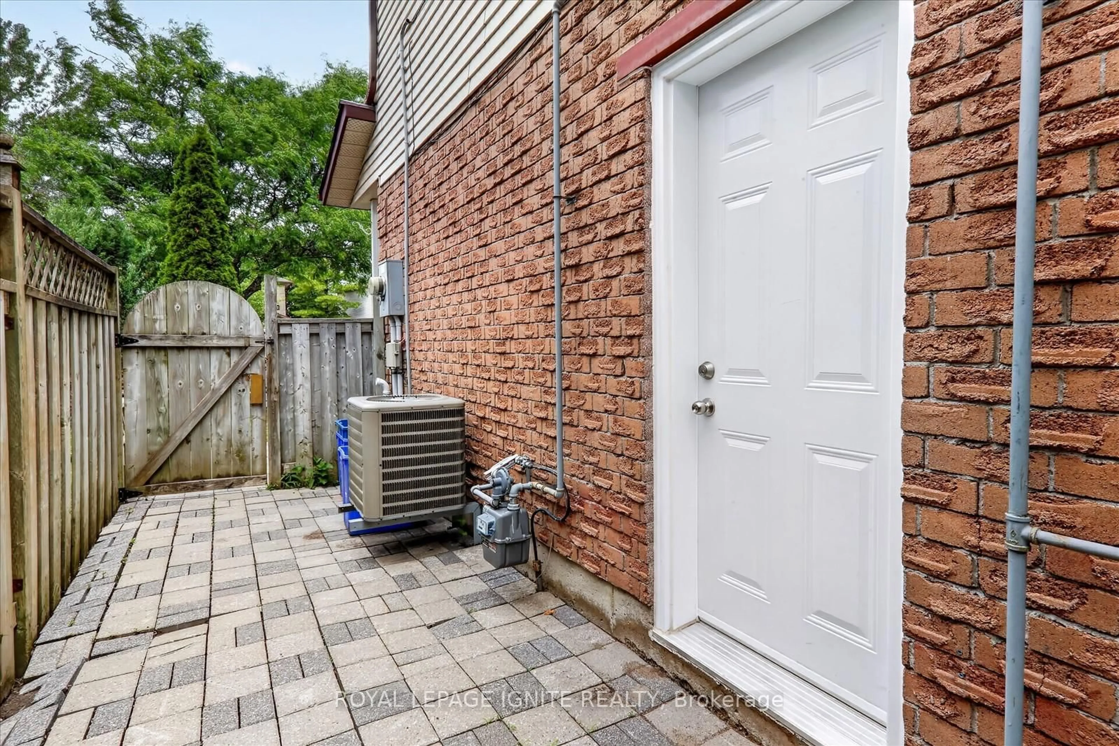 Patio, street for 1569 Norwill Cres, Oshawa Ontario L1G 7V1