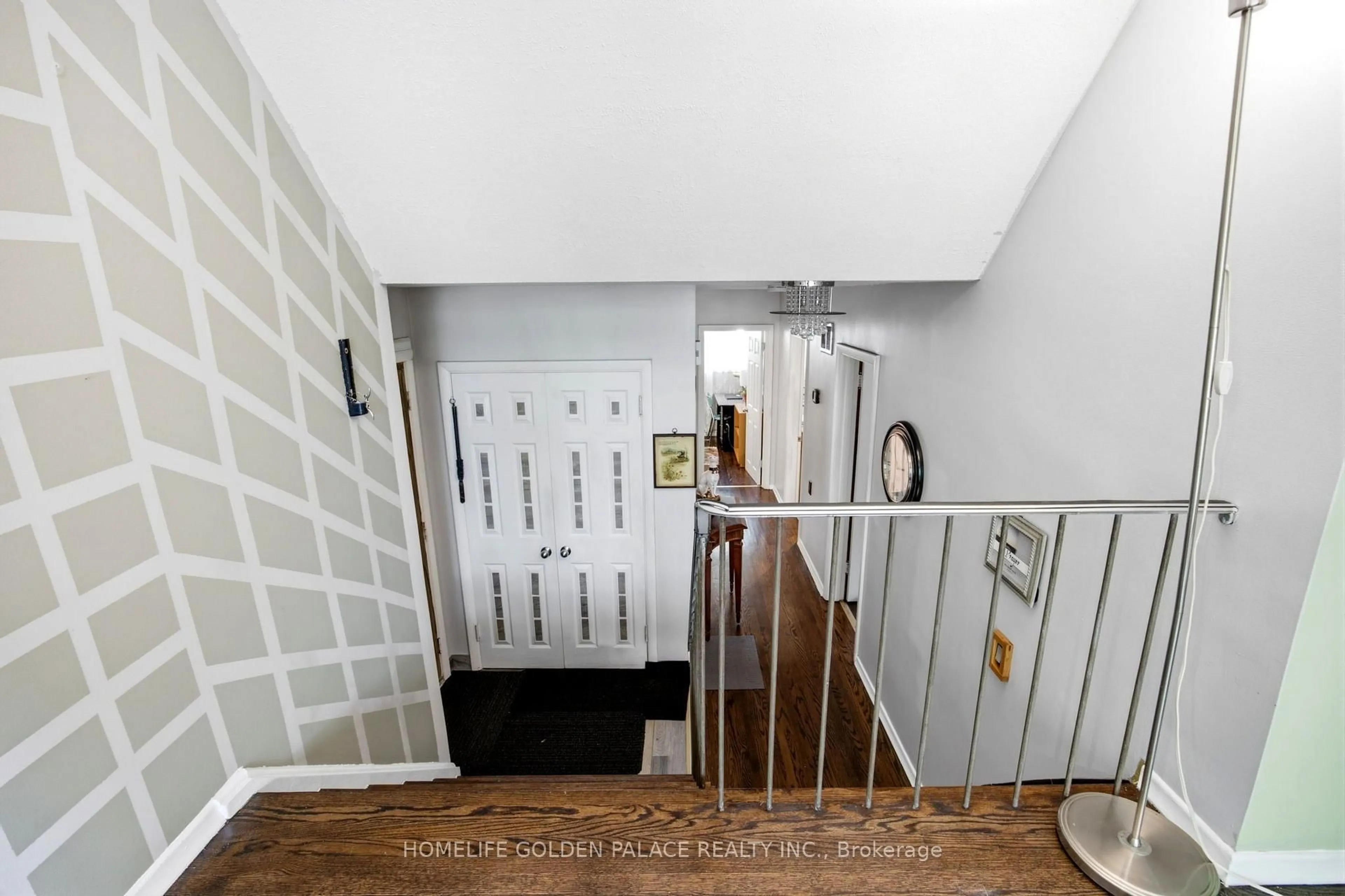 Indoor entryway for 913 Brimorton Dr, Toronto Ontario M1G 2T8